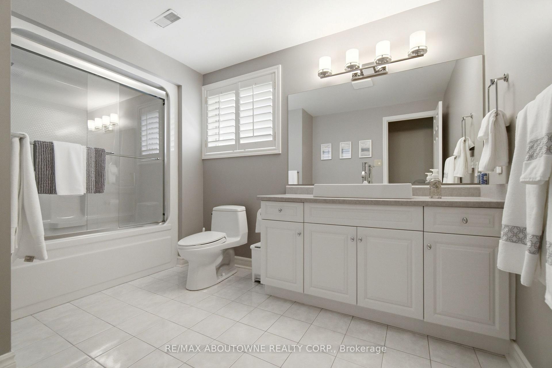 Photo 34 of 1090 Crofton Way, Burlington, Tyandaga — HOMEH