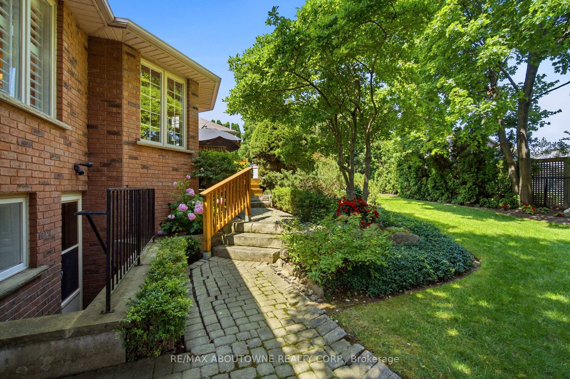 Photo 39 of 1090 Crofton Way, Burlington, Tyandaga — HOMEH
