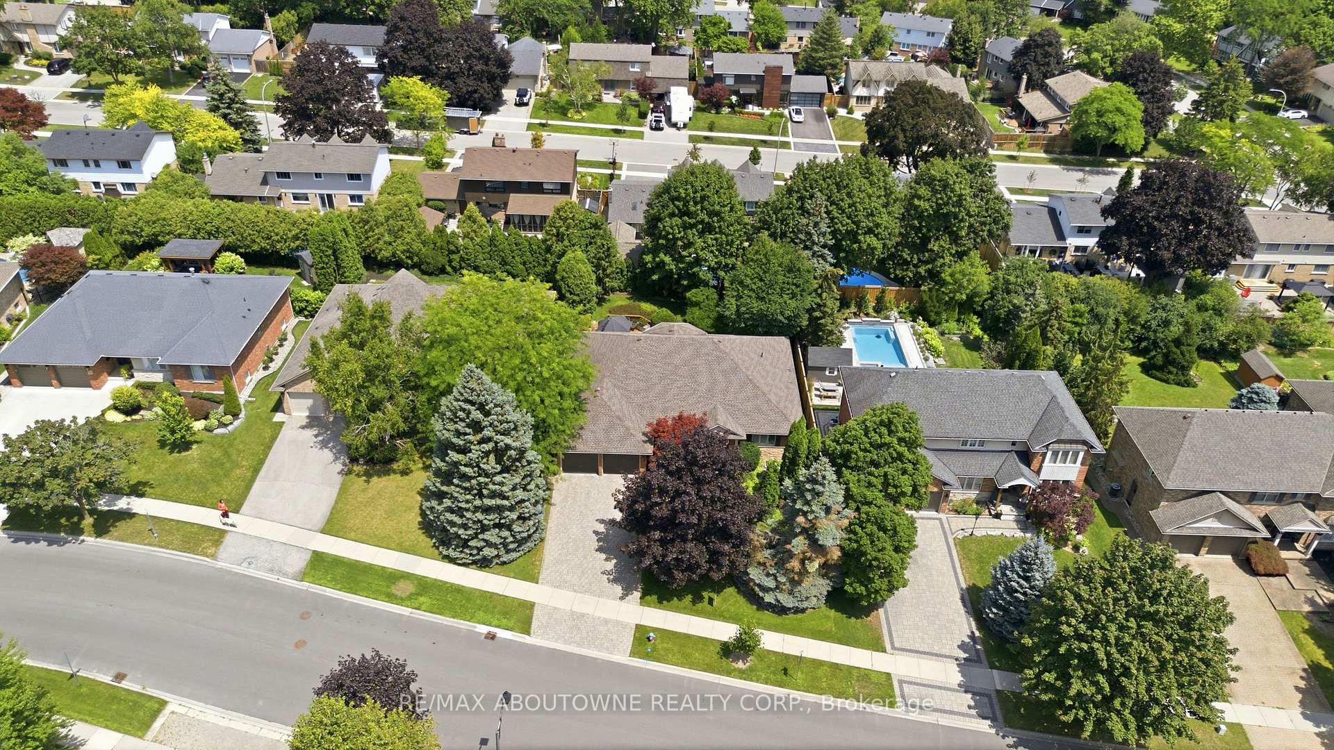 Photo 44 of 1090 Crofton Way, Burlington, Tyandaga — HOMEH