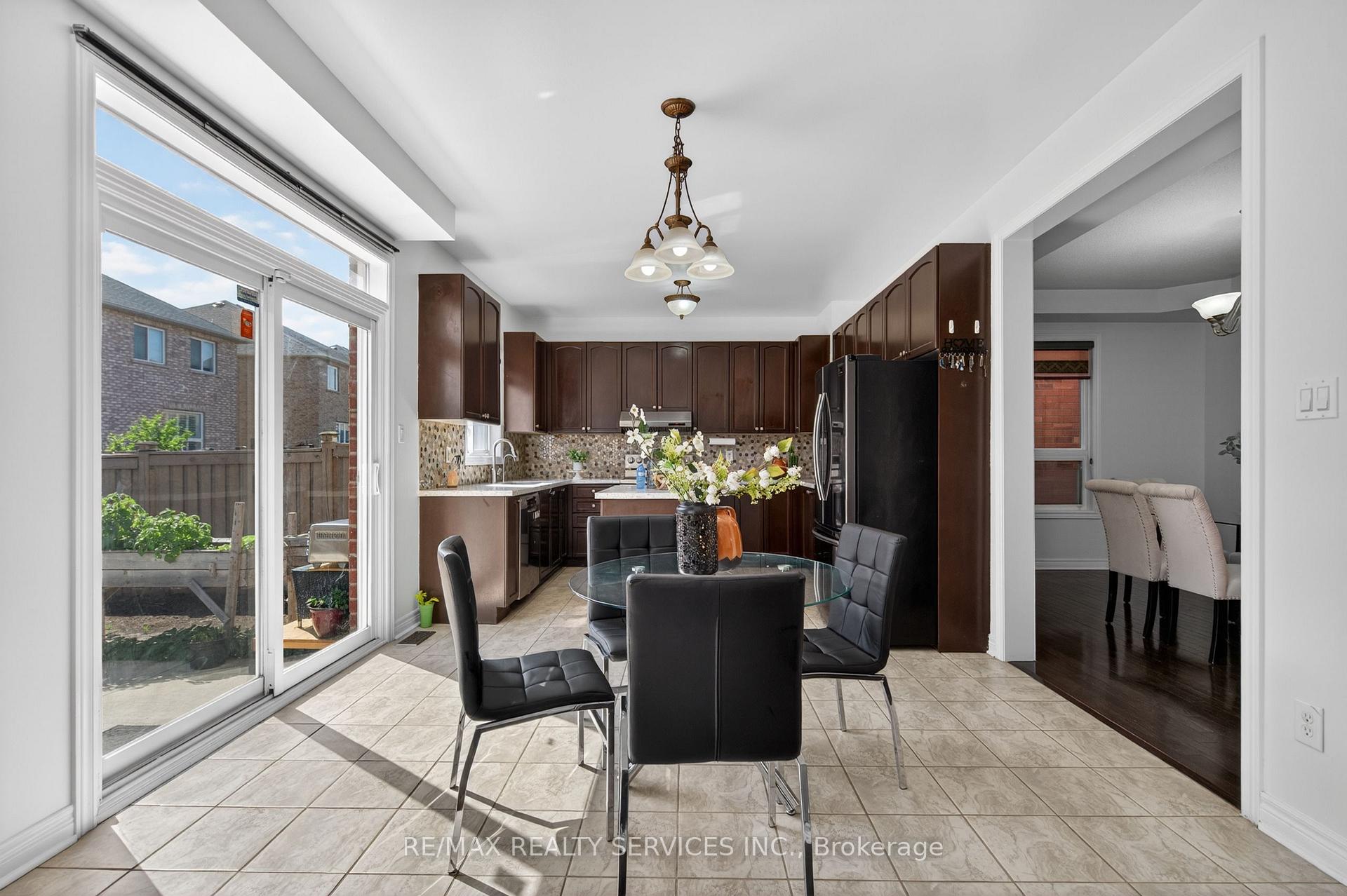 Photo 18 of 58 Quailvalley Drive, Brampton, Sandringham-Wellington — HOMEH