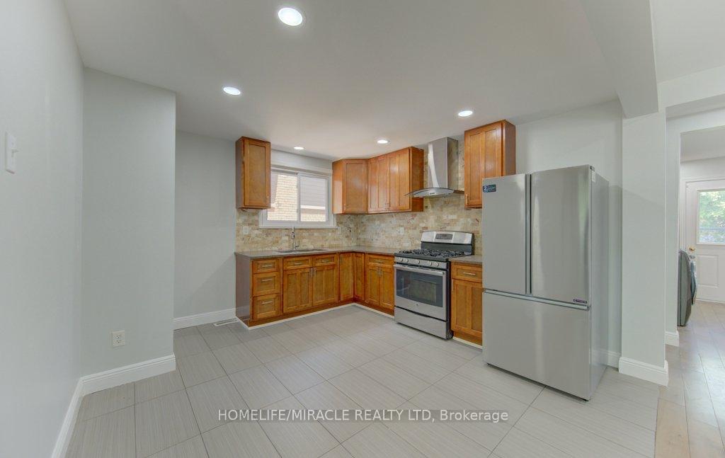 Photo 10 of 80 Lower Canada Crescent, Kitchener, Pioneer Park — HOMEH