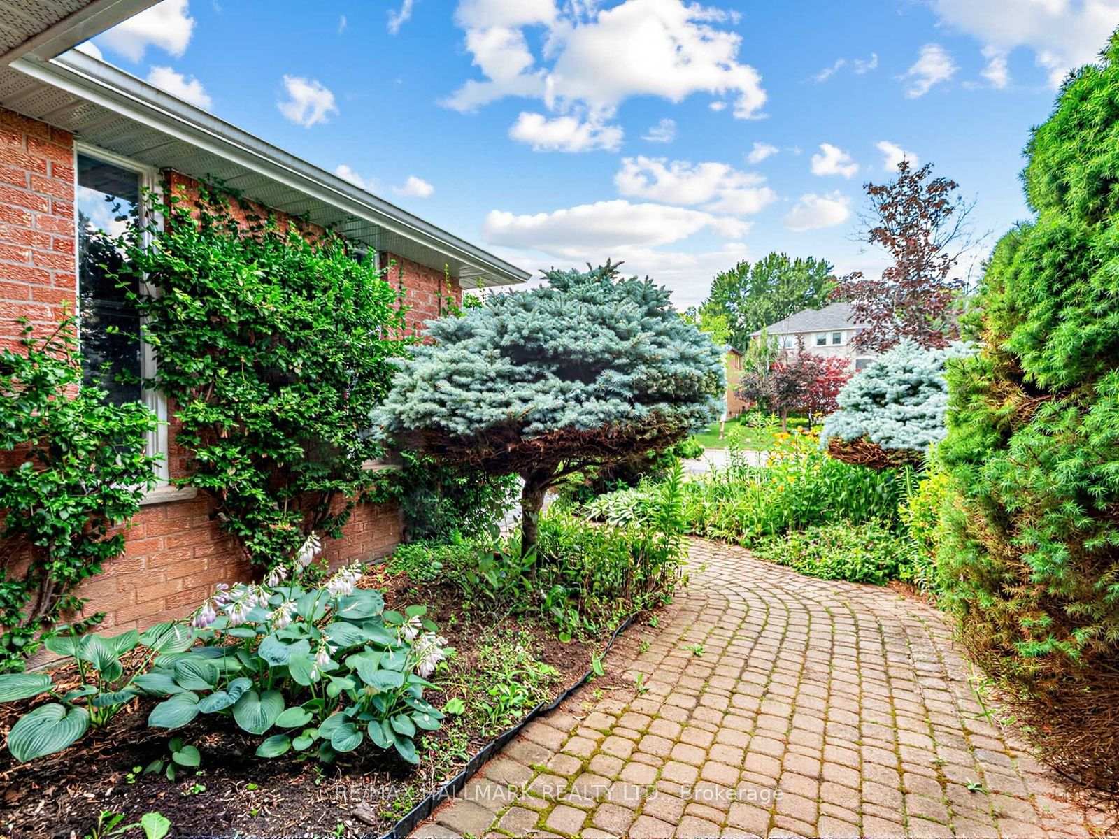 Photo 3 of 185 Aurora Heights Drive, Aurora, Aurora Heights — HOMEH