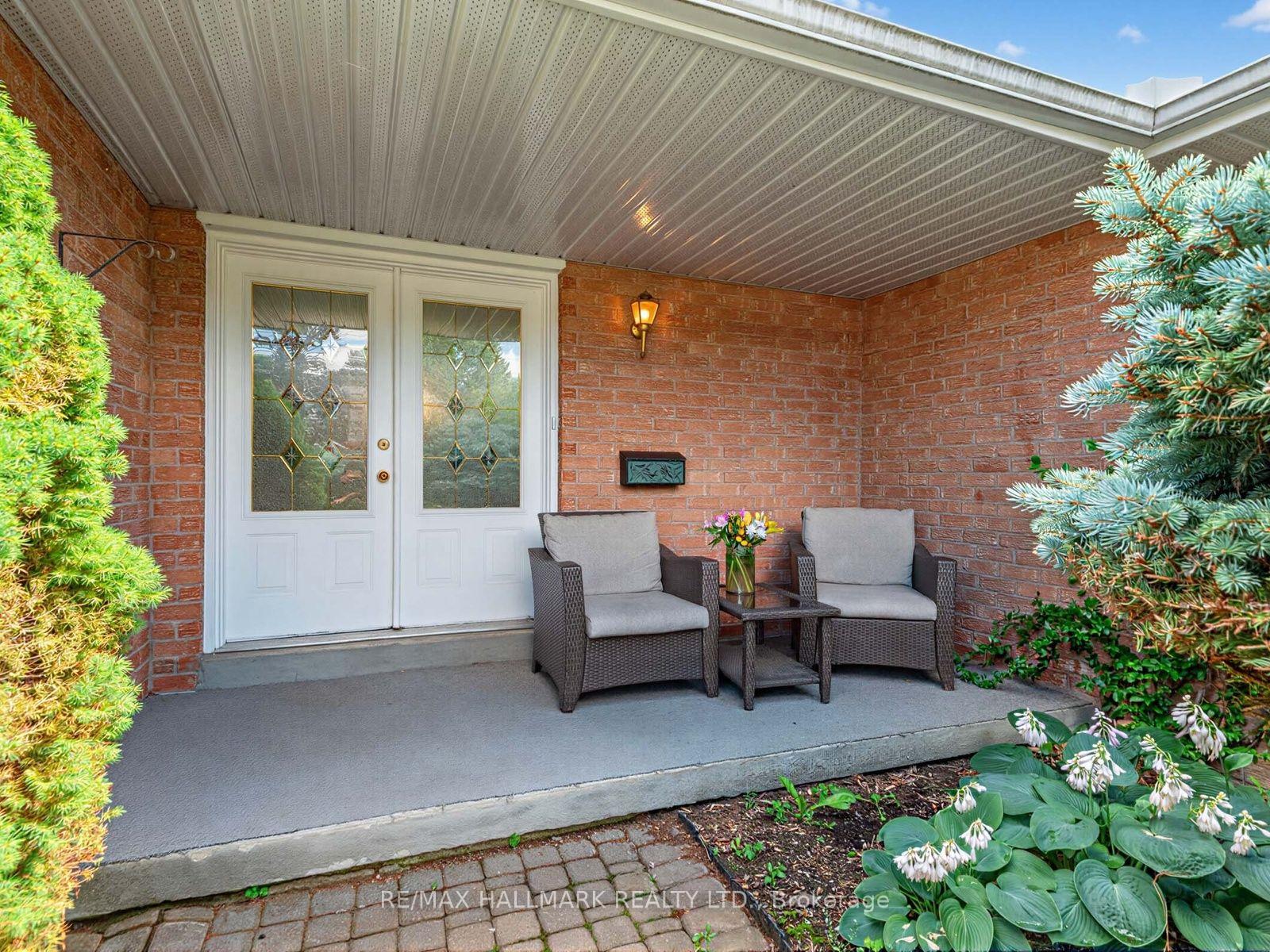 Photo 4 of 185 Aurora Heights Drive, Aurora, Aurora Heights — HOMEH