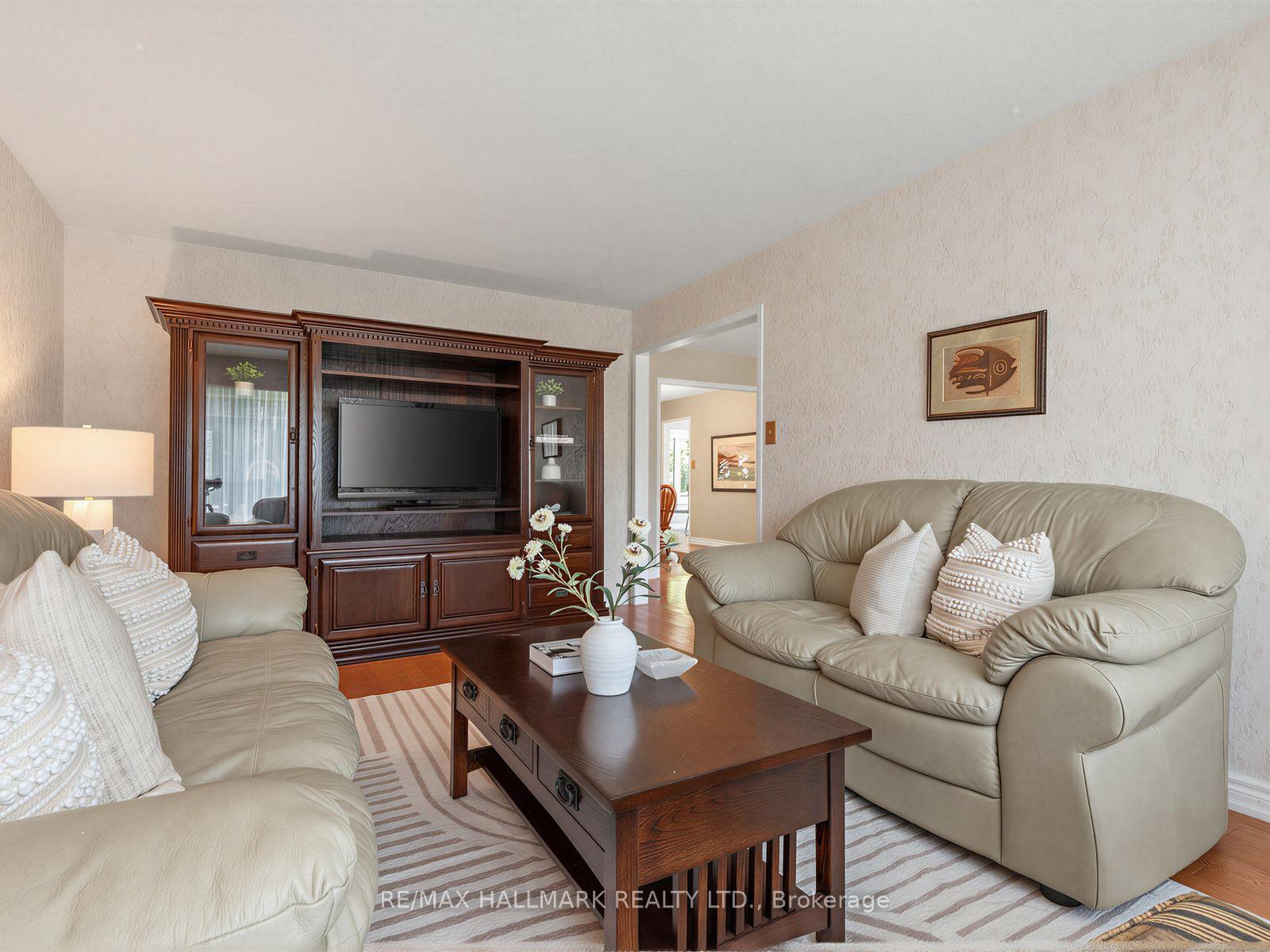 Photo 7 of 185 Aurora Heights Drive, Aurora, Aurora Heights — HOMEH