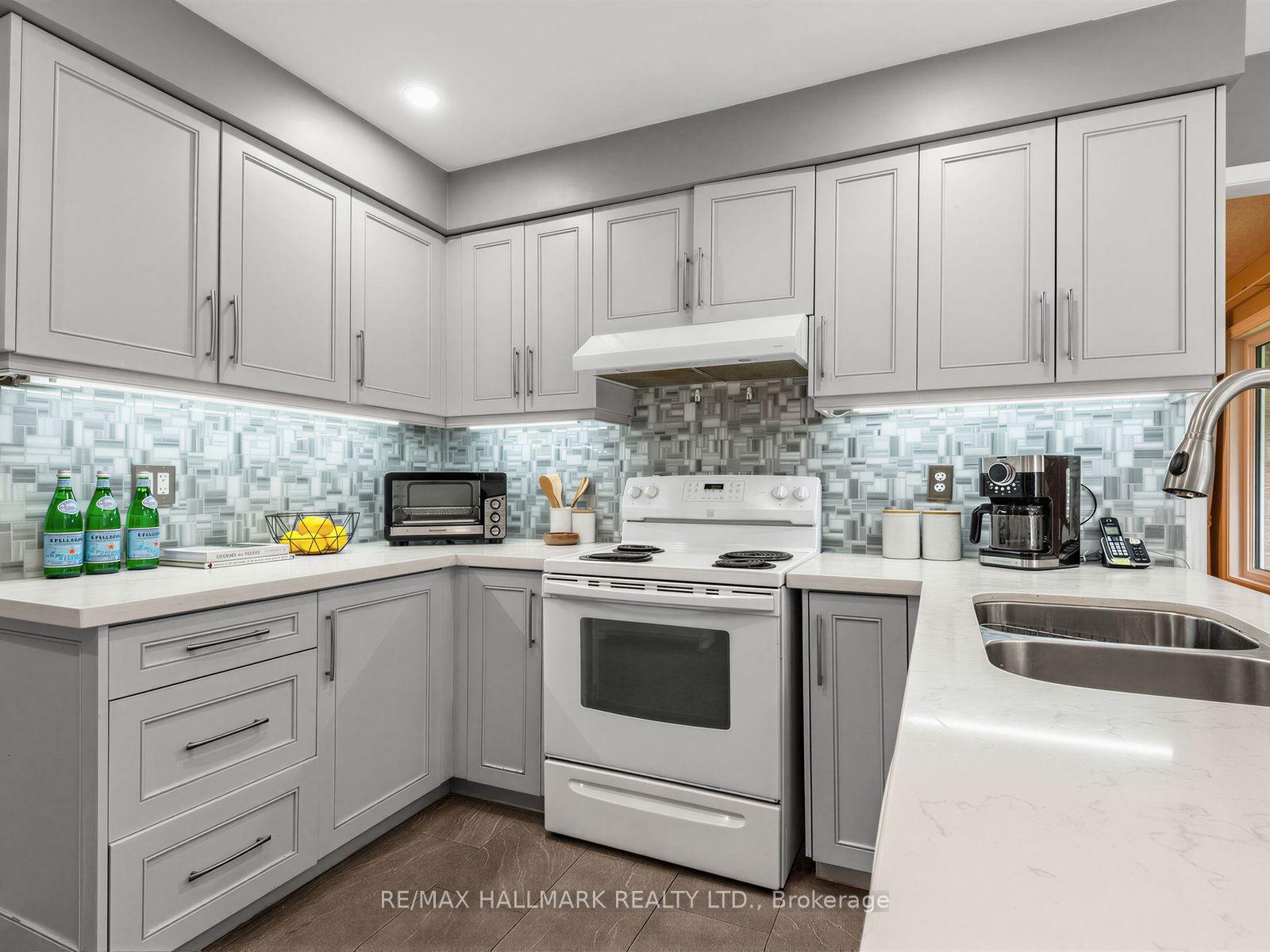 Photo 10 of 185 Aurora Heights Drive, Aurora, Aurora Heights — HOMEH