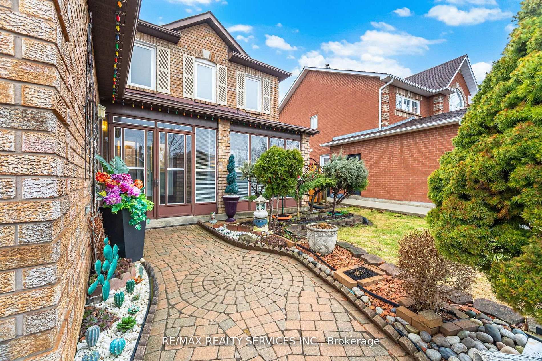 Photo 2 of 62 Fernbrook Crescent, Brampton, Snelgrove — HOMEH