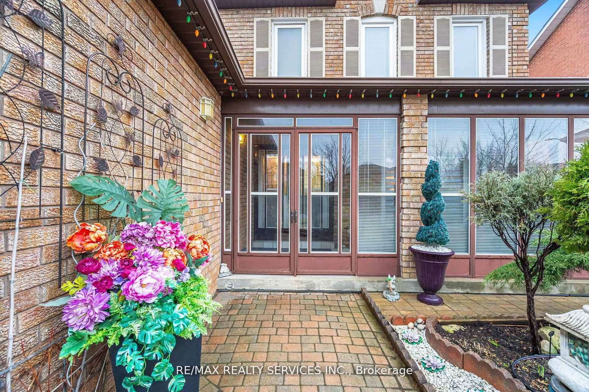Photo 3 of 62 Fernbrook Crescent, Brampton, Snelgrove — HOMEH