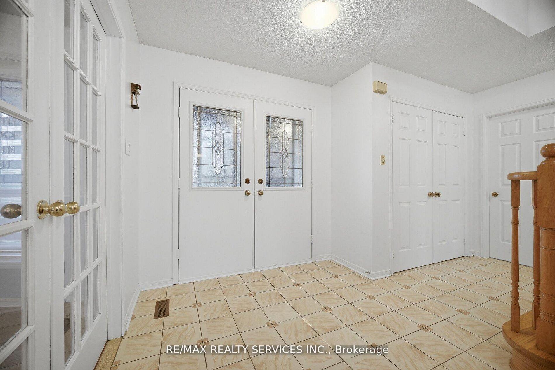 Photo 5 of 62 Fernbrook Crescent, Brampton, Snelgrove — HOMEH