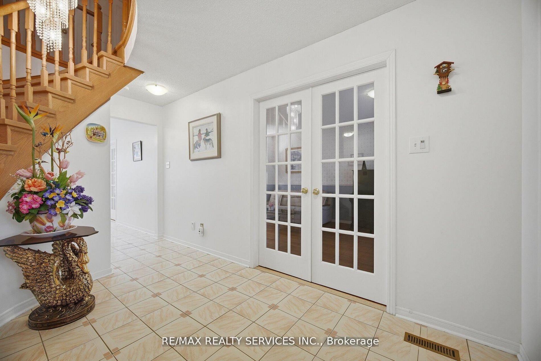 Photo 6 of 62 Fernbrook Crescent, Brampton, Snelgrove — HOMEH