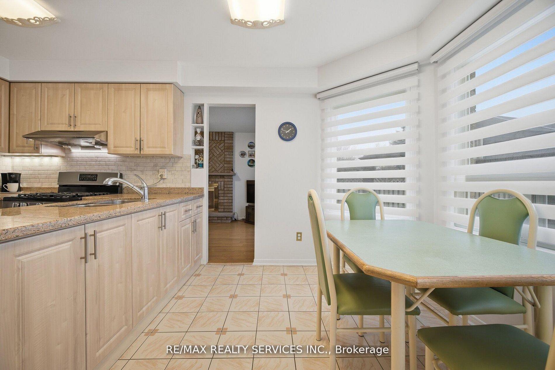 Photo 15 of 62 Fernbrook Crescent, Brampton, Snelgrove — HOMEH