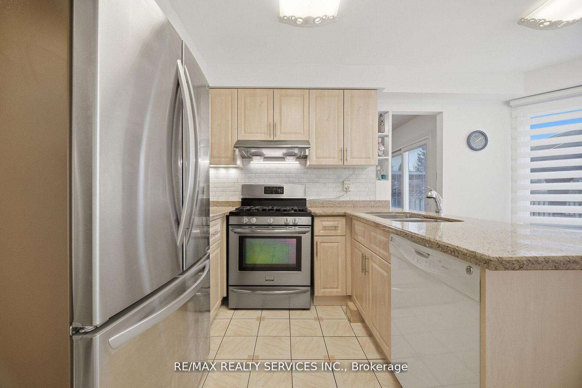 Photo 17 of 62 Fernbrook Crescent, Brampton, Snelgrove — HOMEH