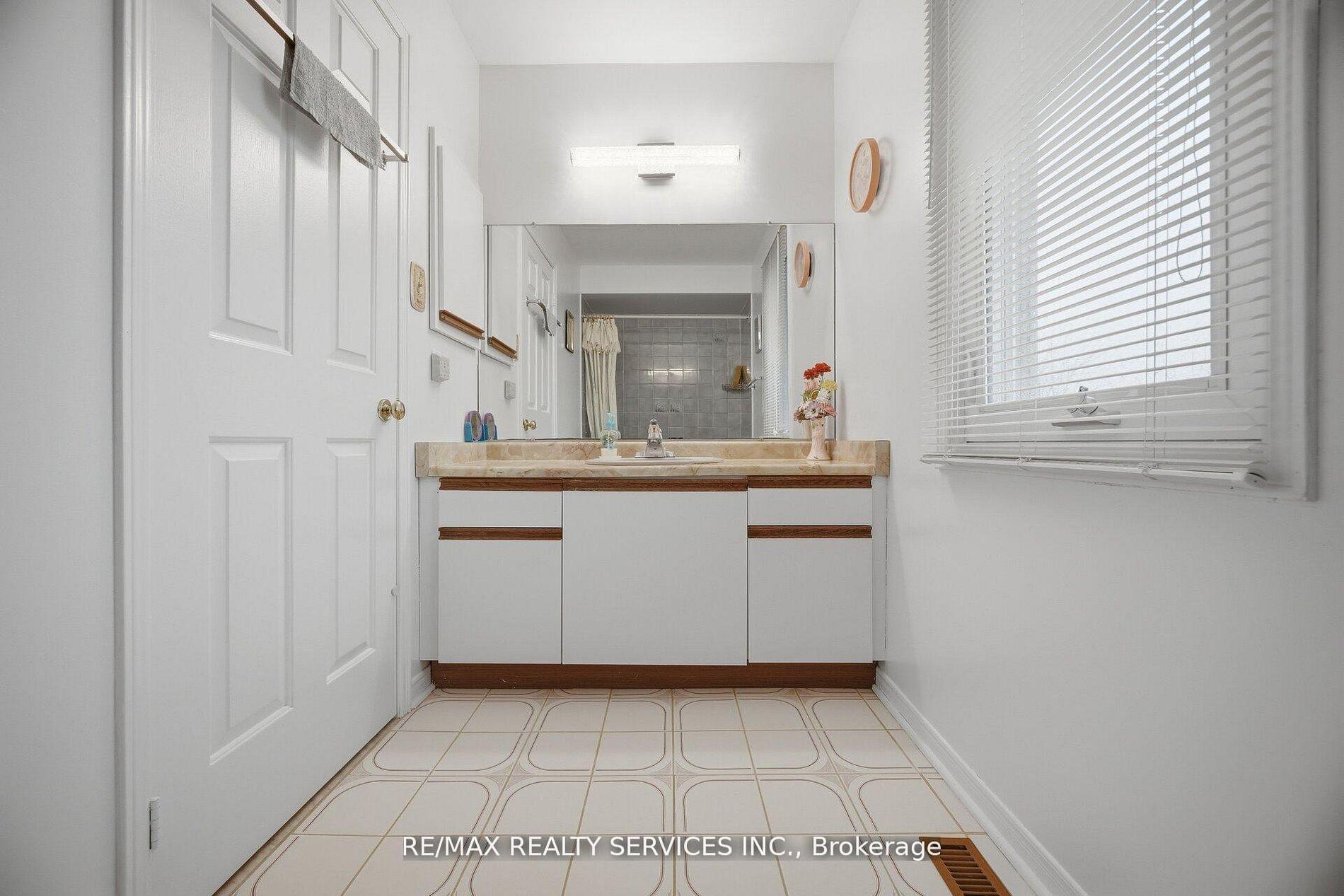 Photo 33 of 62 Fernbrook Crescent, Brampton, Snelgrove — HOMEH