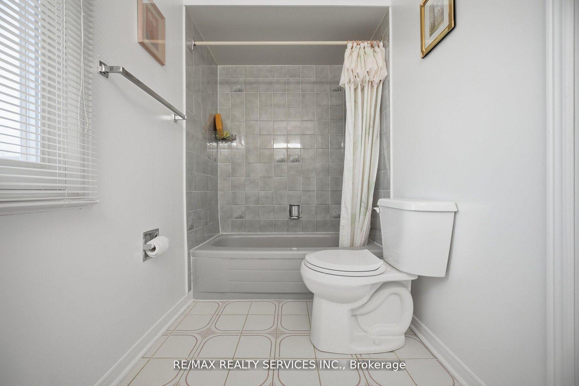Photo 34 of 62 Fernbrook Crescent, Brampton, Snelgrove — HOMEH