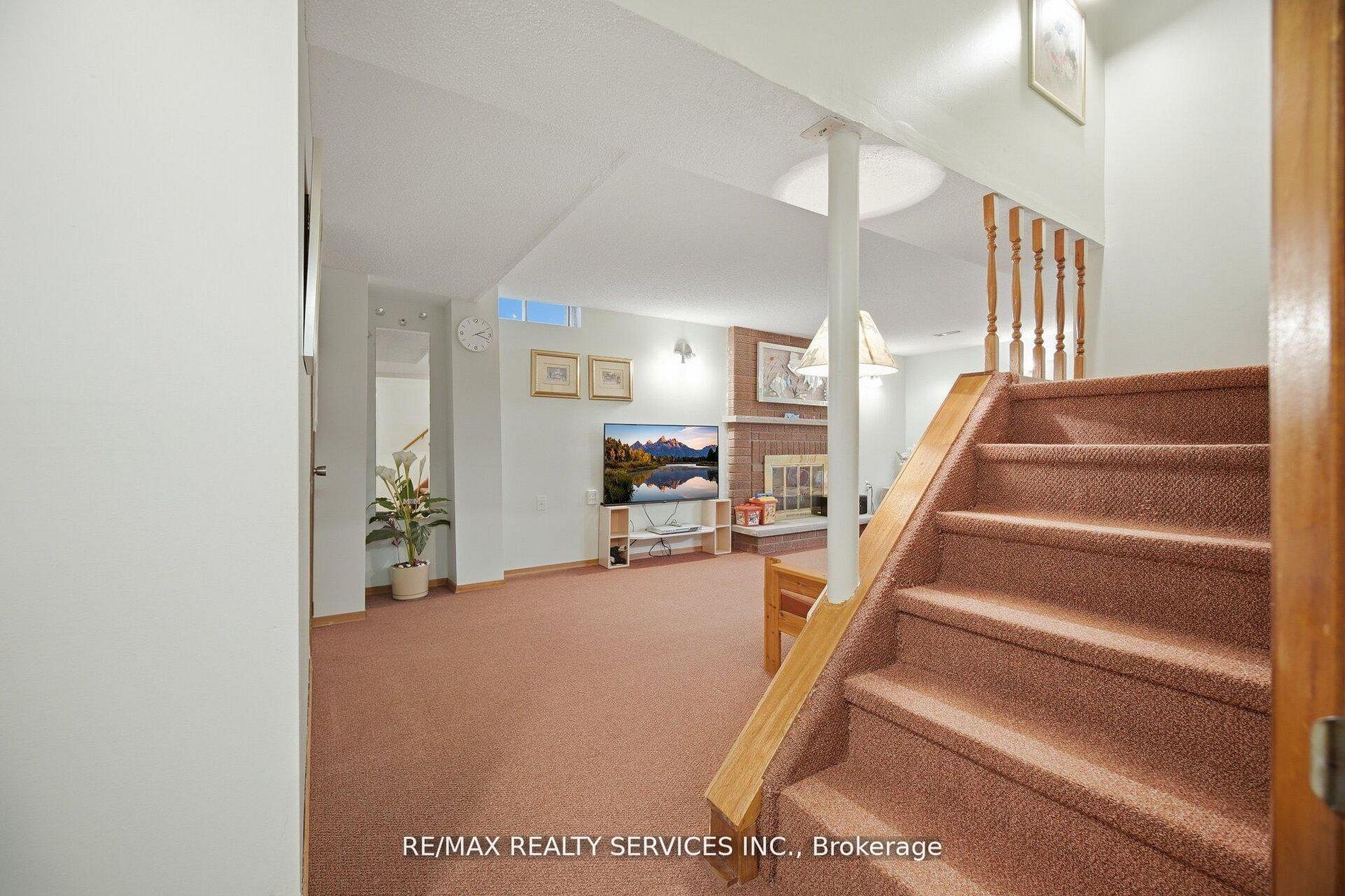 Photo 35 of 62 Fernbrook Crescent, Brampton, Snelgrove — HOMEH