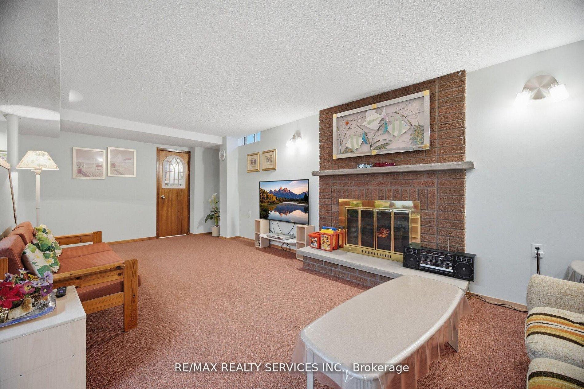 Photo 36 of 62 Fernbrook Crescent, Brampton, Snelgrove — HOMEH