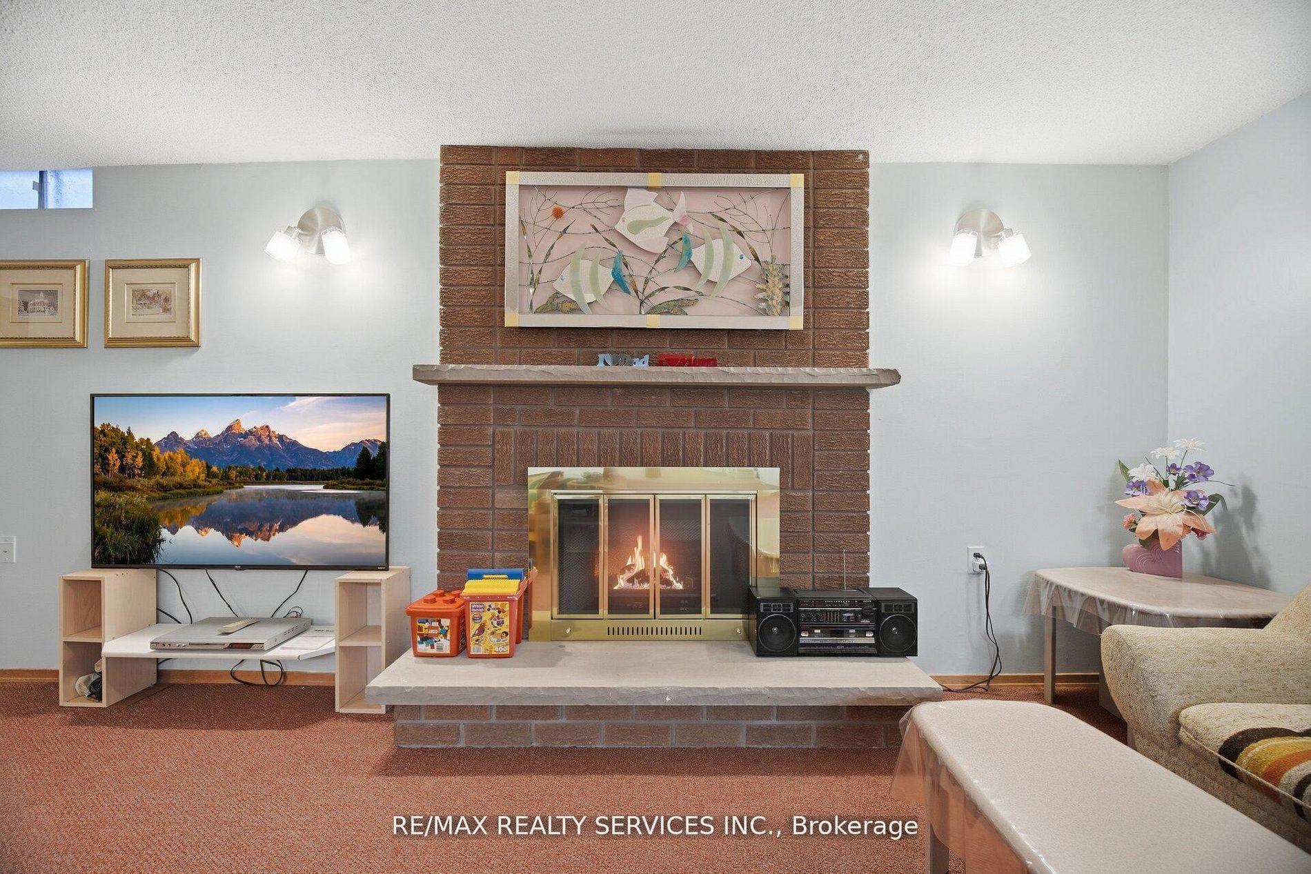 Photo 37 of 62 Fernbrook Crescent, Brampton, Snelgrove — HOMEH