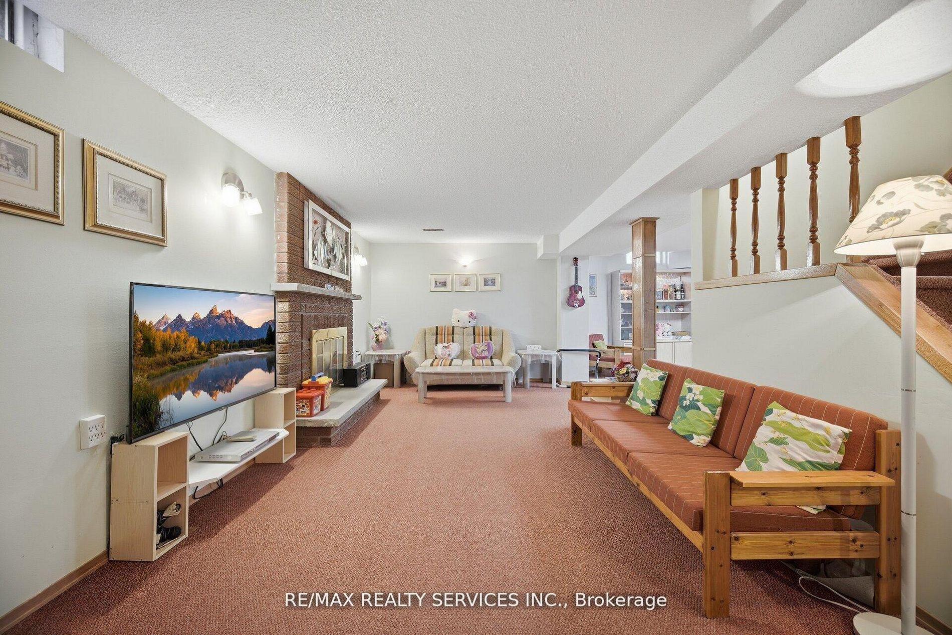 Photo 38 of 62 Fernbrook Crescent, Brampton, Snelgrove — HOMEH