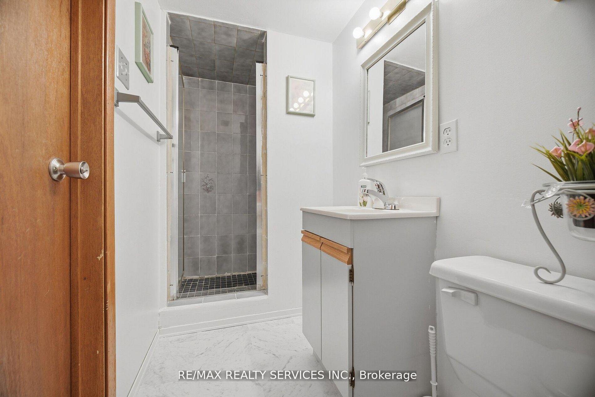 Photo 41 of 62 Fernbrook Crescent, Brampton, Snelgrove — HOMEH