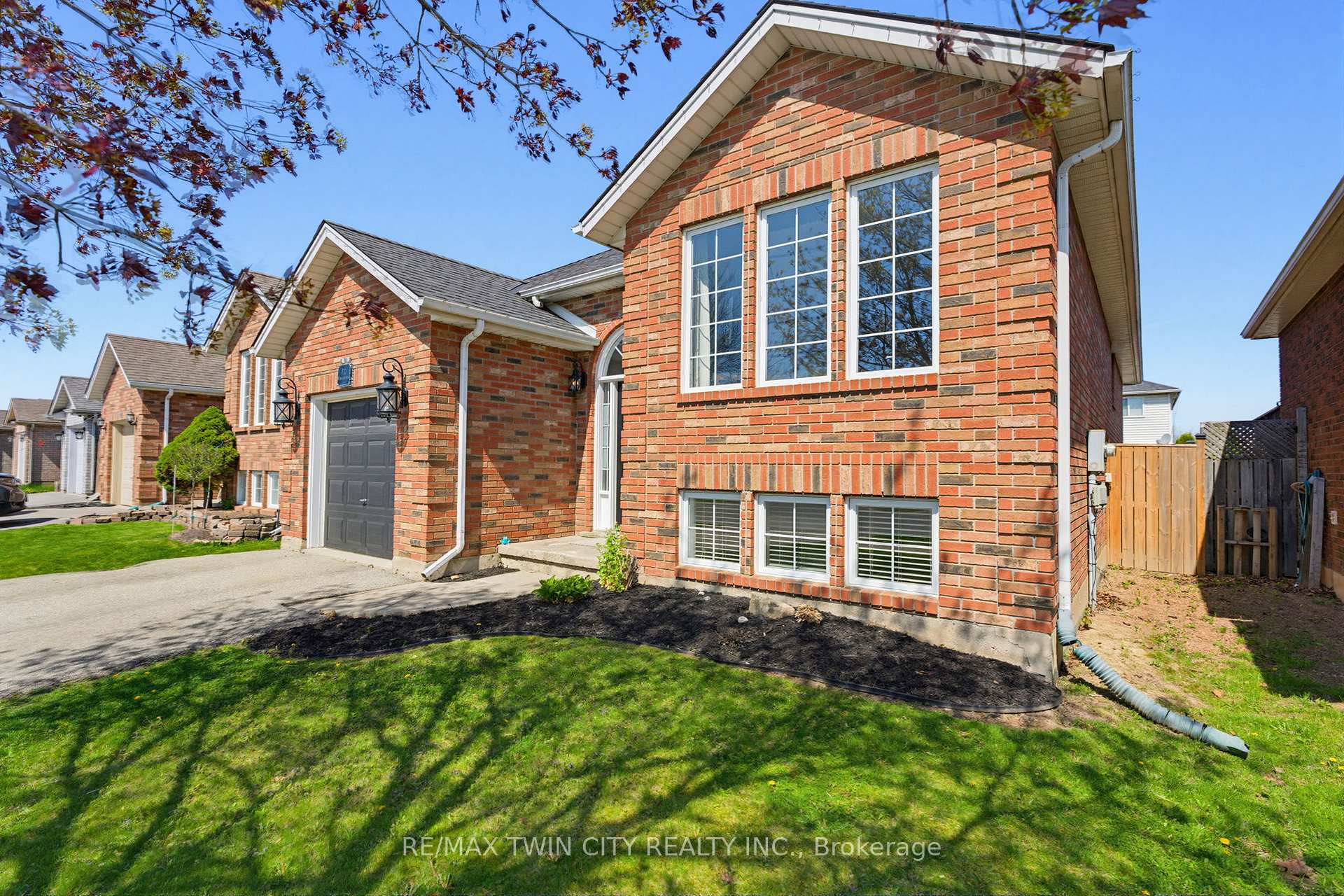 Photo 1 of 60 St Patrick's Drive, Brantford, West Brant — HOMEH
