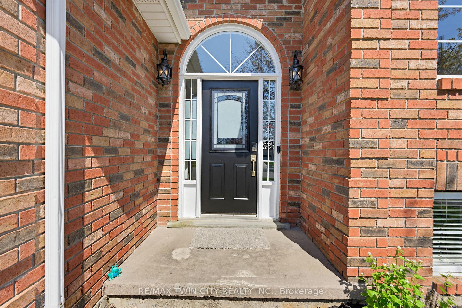 Photo 2 of 60 St Patrick's Drive, Brantford, West Brant — HOMEH