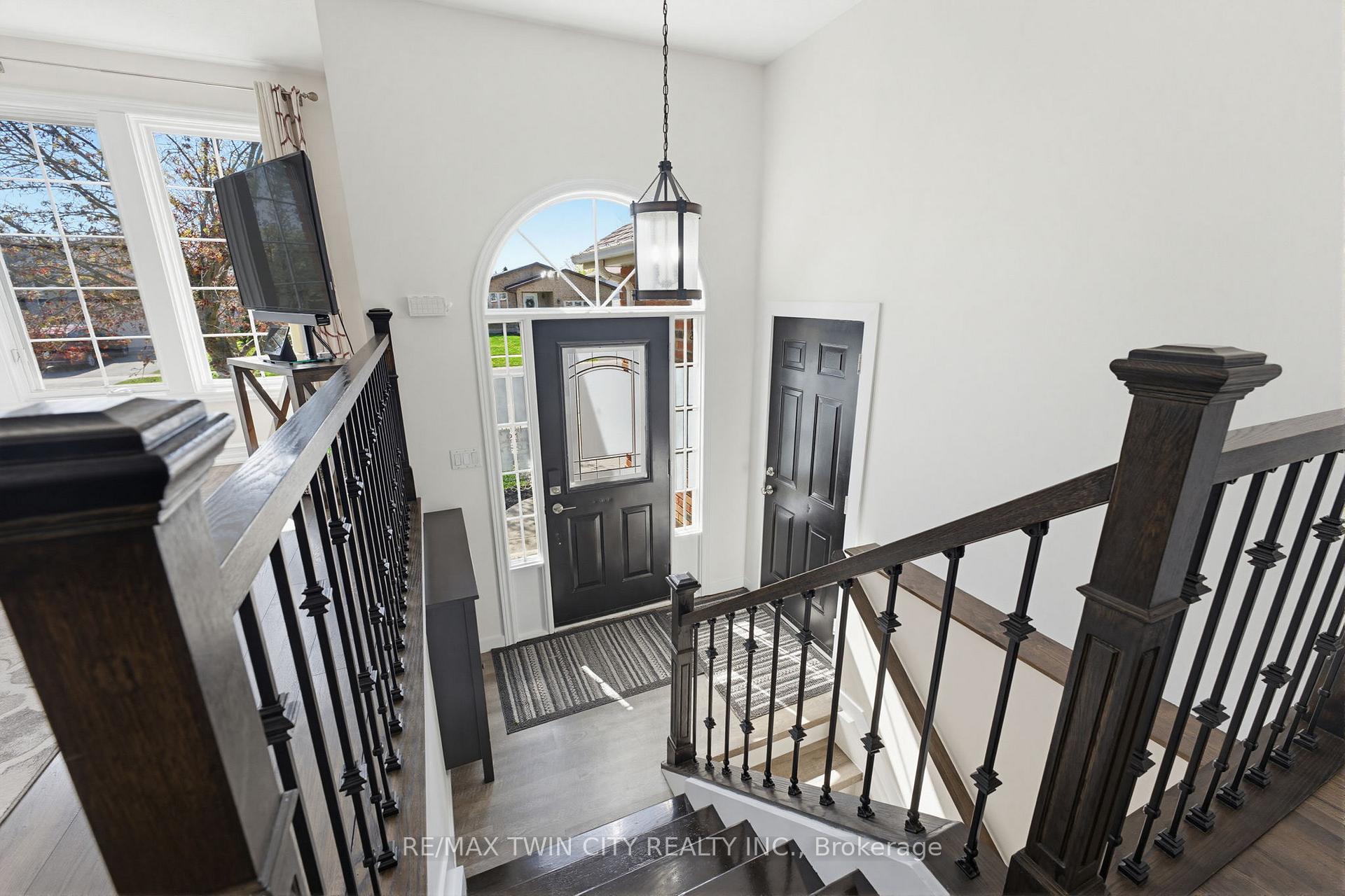 Photo 3 of 60 St Patrick's Drive, Brantford, West Brant — HOMEH