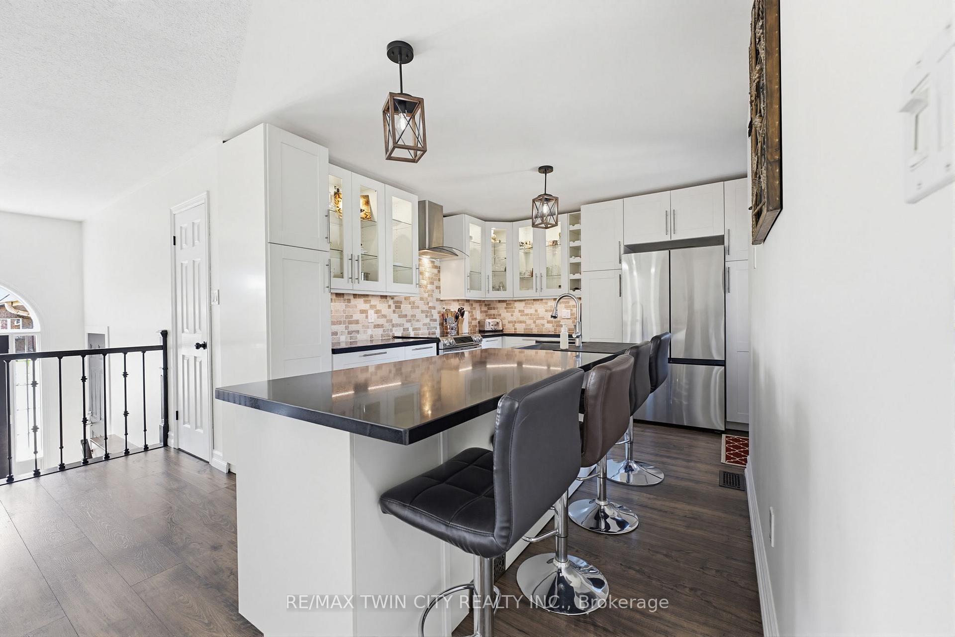 Photo 5 of 60 St Patrick's Drive, Brantford, West Brant — HOMEH