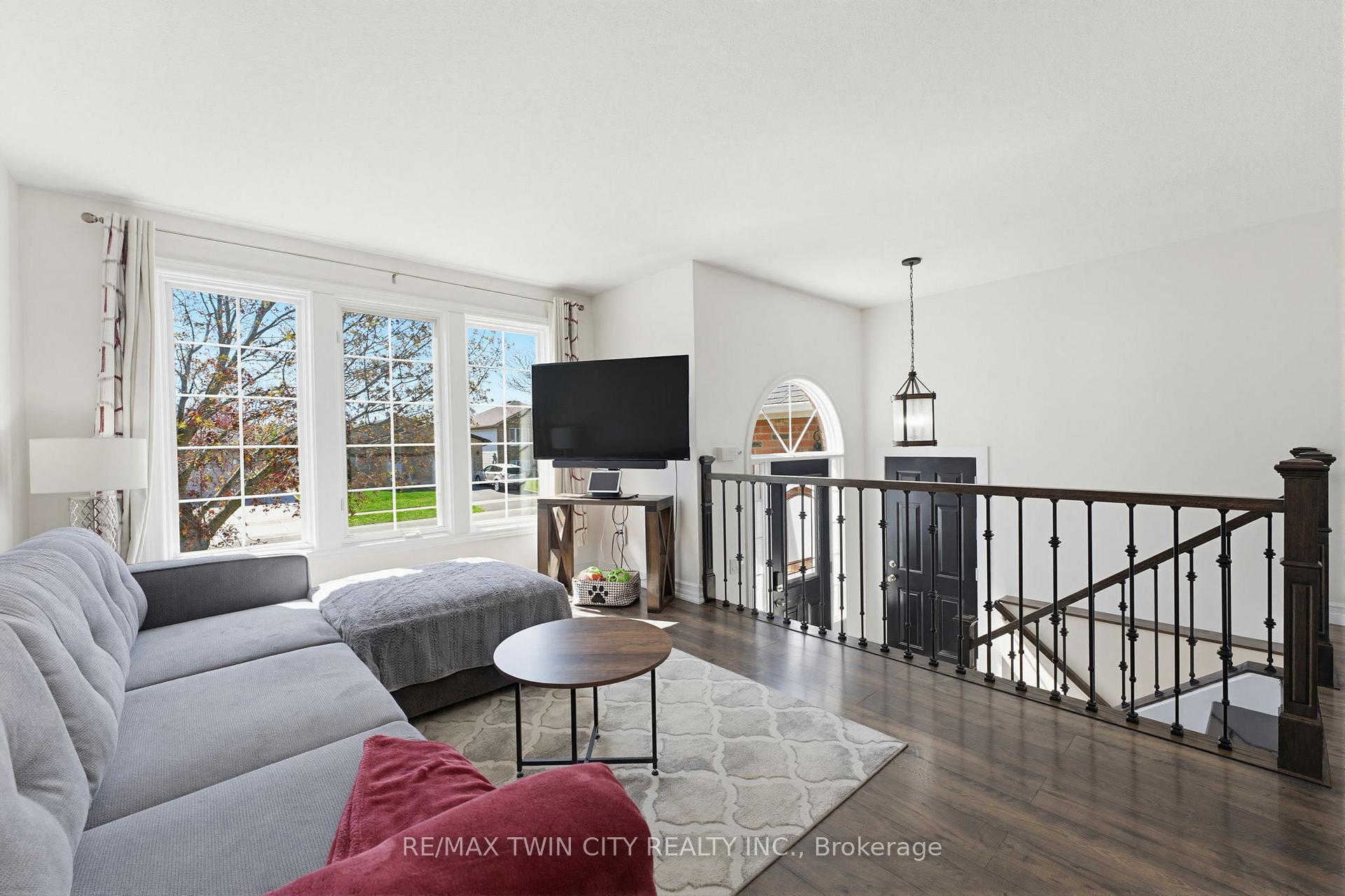 Photo 9 of 60 St Patrick's Drive, Brantford, West Brant — HOMEH