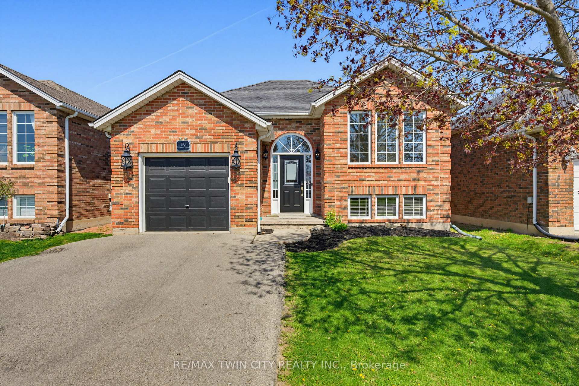 Photo 27 of 60 St Patrick's Drive, Brantford, West Brant — HOMEH