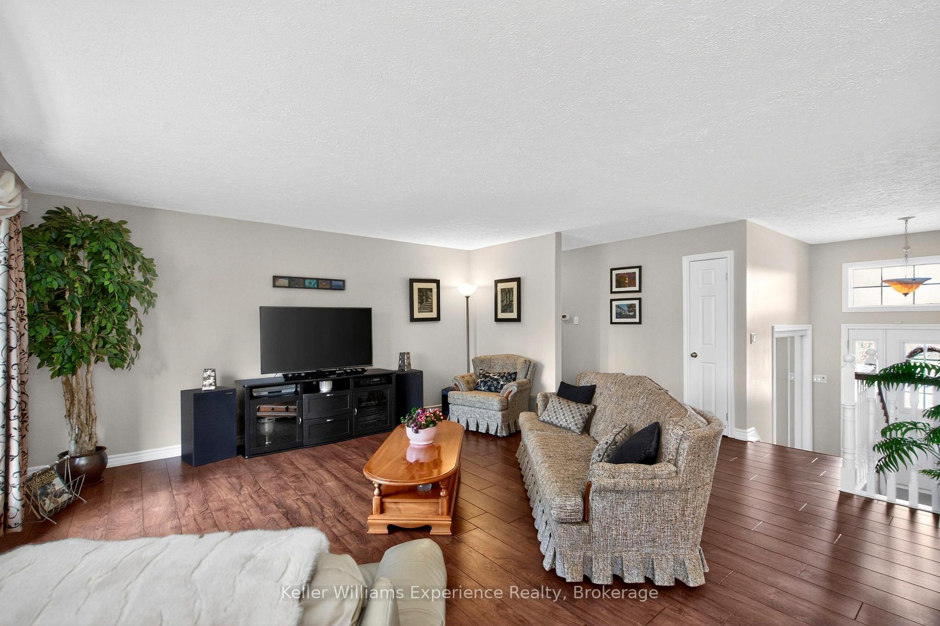 Photo 3 of 4 Byrnes Crescent, Penetanguishene — HOMEH
