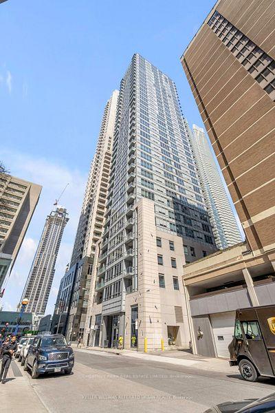 Front of Unit 802, 21 Balmuto Street