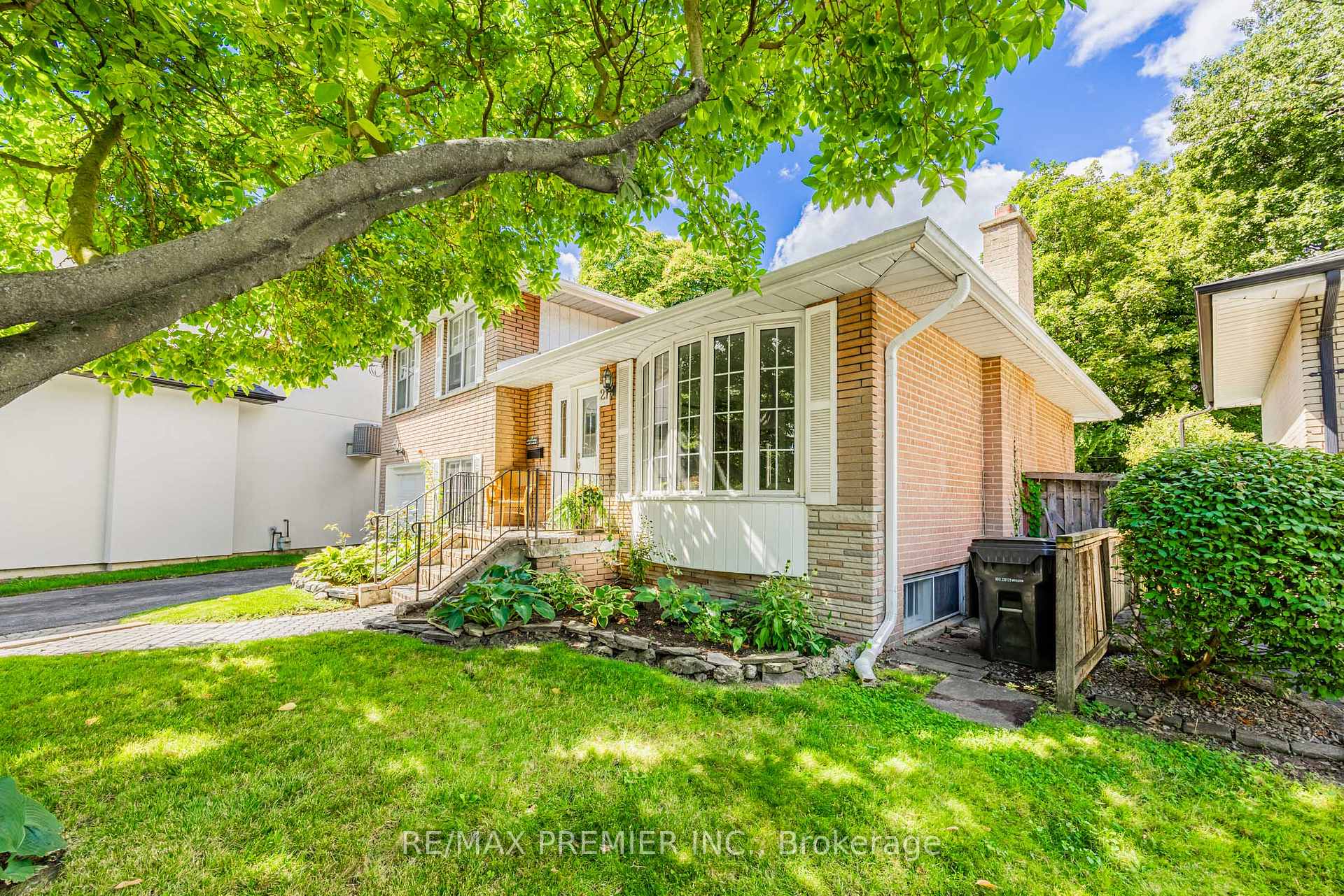 Photo 5 of 21 Halbadier Place, Etobicoke, Islington-City Centre West — HOMEH