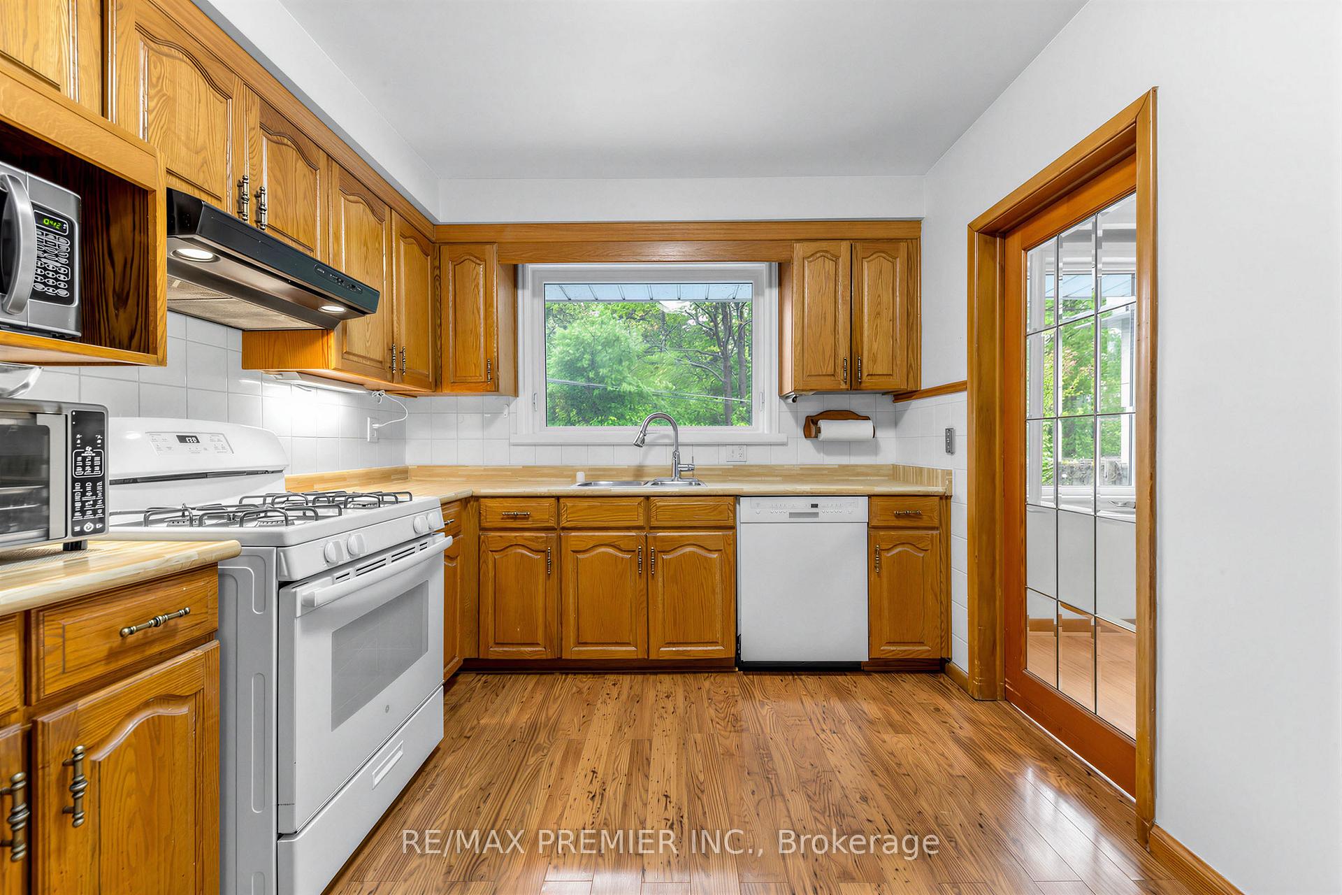 Photo 18 of 21 Halbadier Place, Etobicoke, Islington-City Centre West — HOMEH