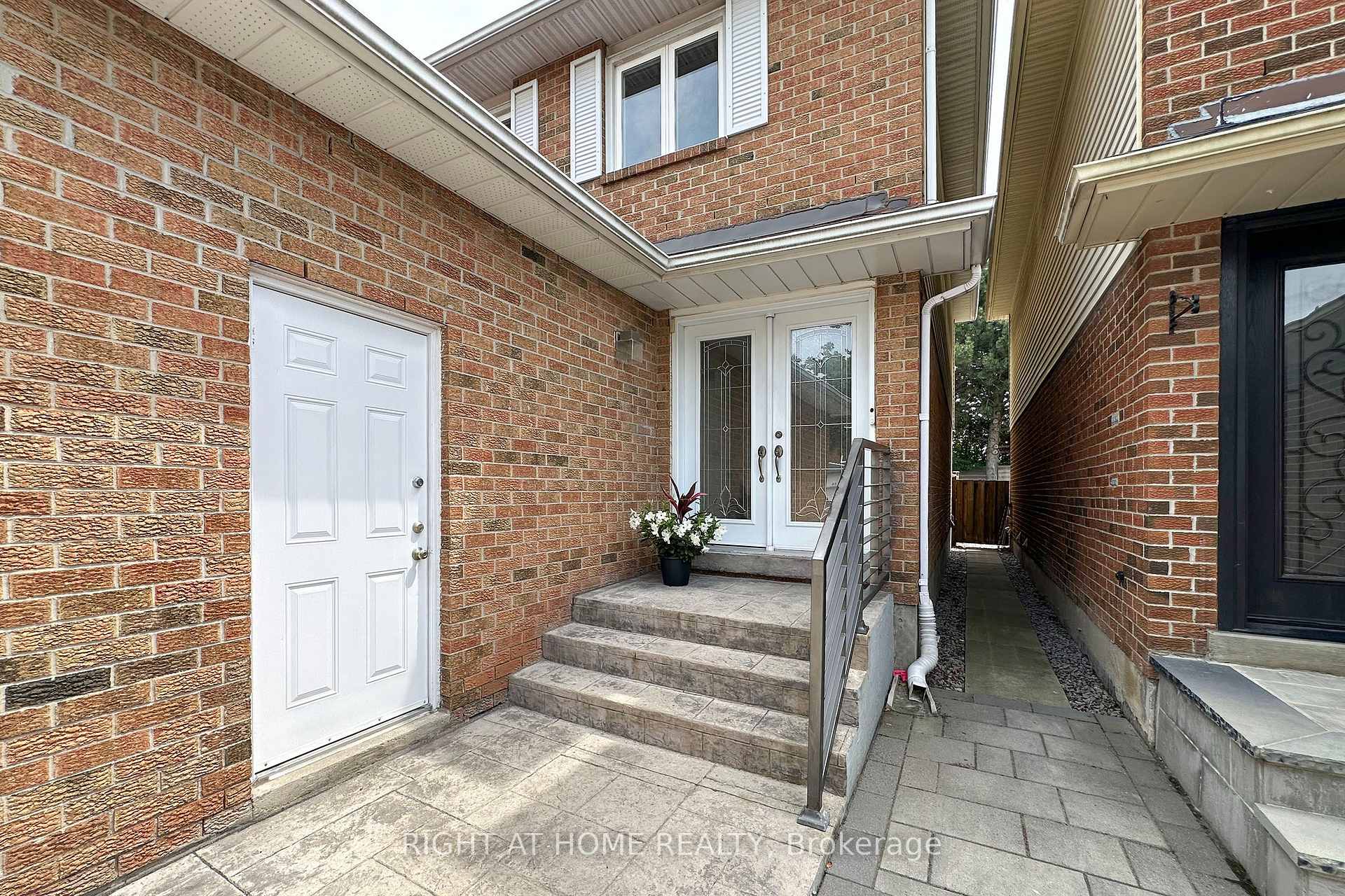 Photo 3 of 137 Joanna Crescent, Vaughan, Crestwood-Springfarm-Yorkhill — HOMEH