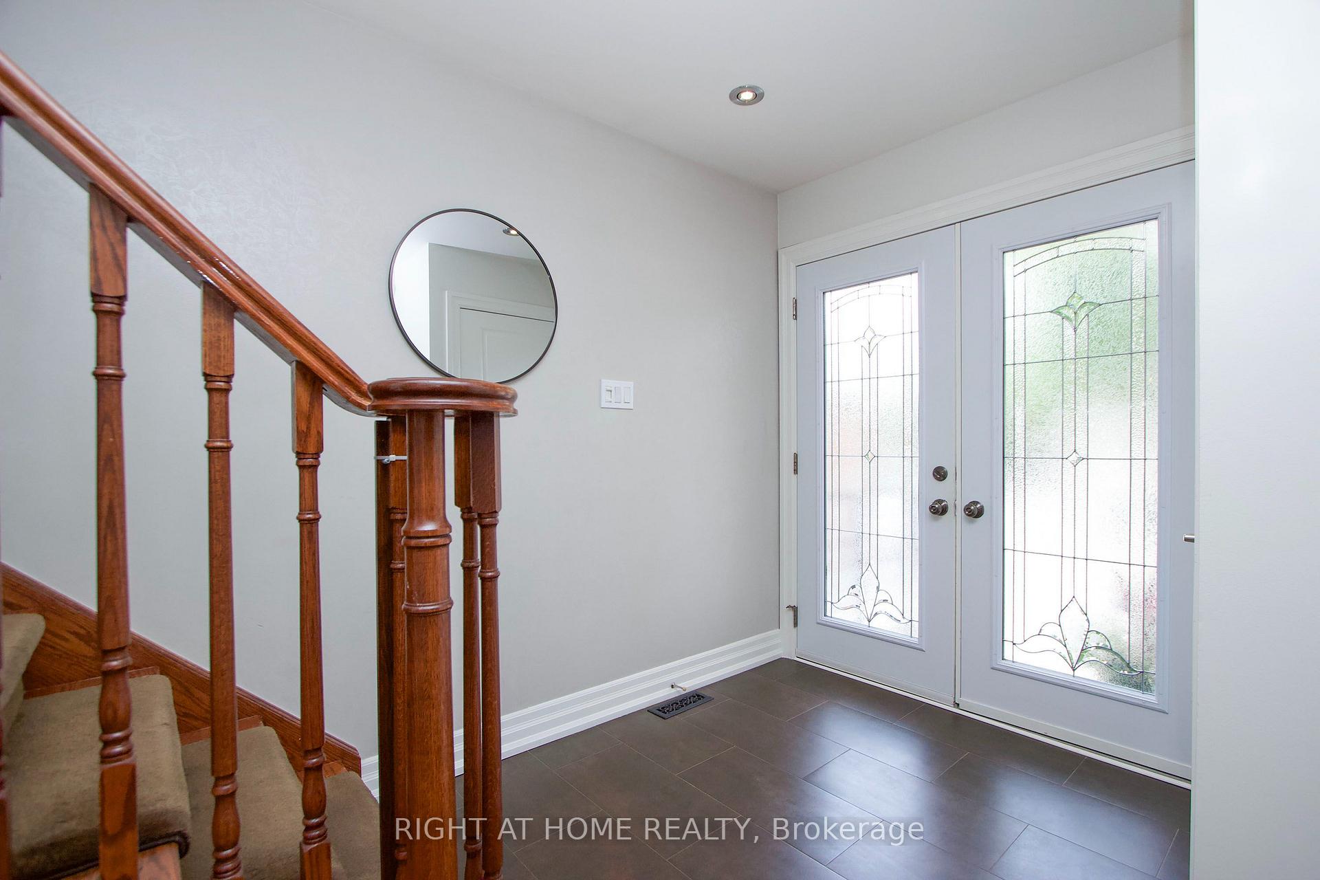 Photo 4 of 137 Joanna Crescent, Vaughan, Crestwood-Springfarm-Yorkhill — HOMEH