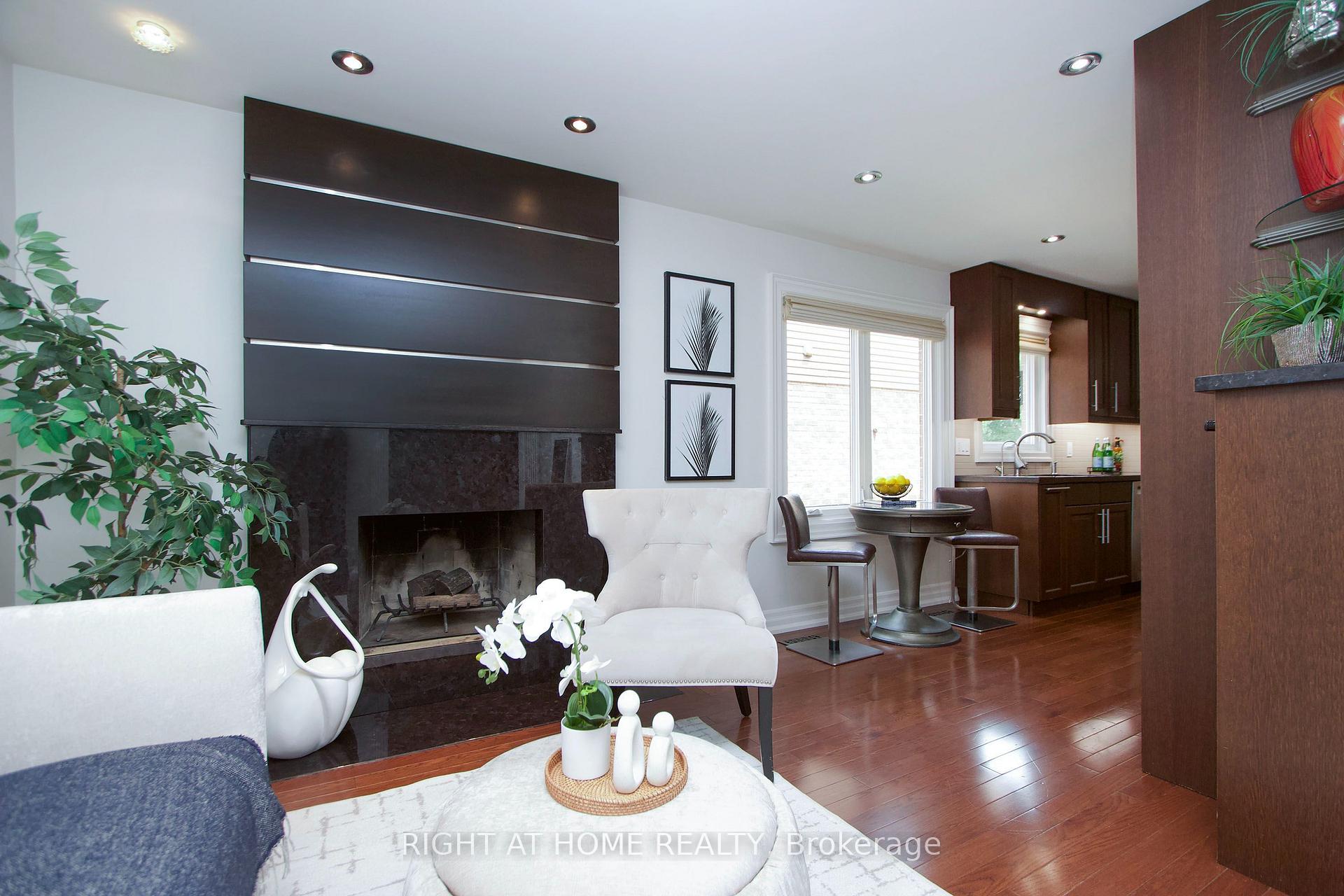 Photo 7 of 137 Joanna Crescent, Vaughan, Crestwood-Springfarm-Yorkhill — HOMEH