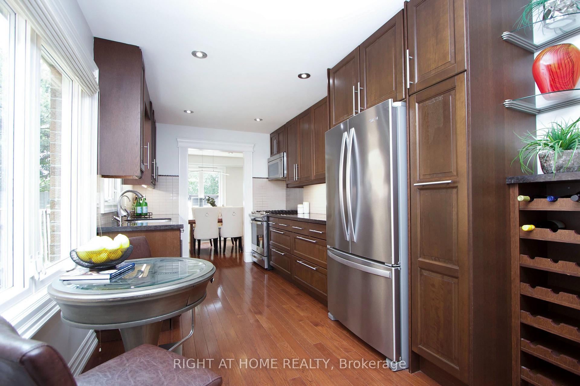 Photo 10 of 137 Joanna Crescent, Vaughan, Crestwood-Springfarm-Yorkhill — HOMEH