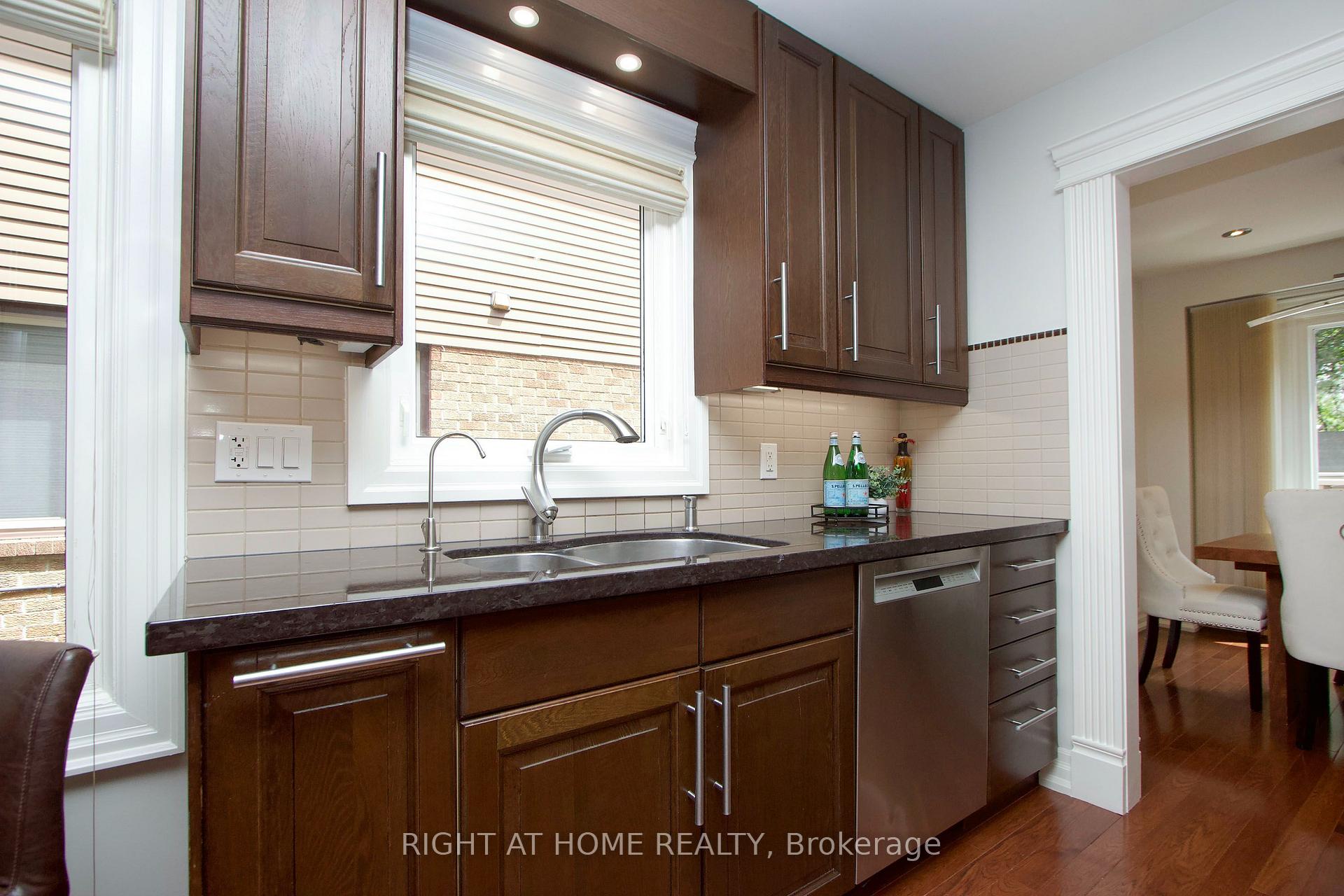 Photo 12 of 137 Joanna Crescent, Vaughan, Crestwood-Springfarm-Yorkhill — HOMEH