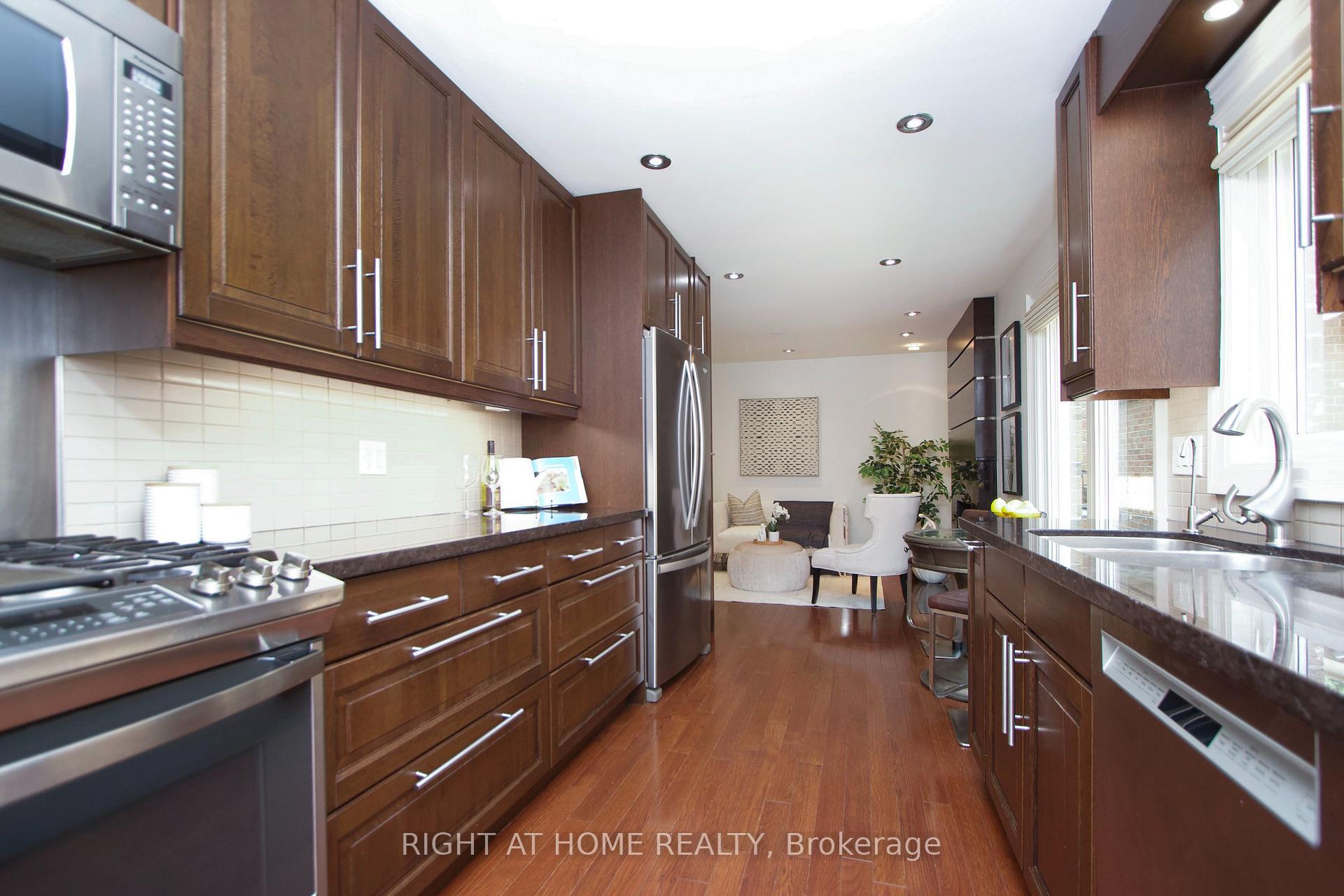 Photo 14 of 137 Joanna Crescent, Vaughan, Crestwood-Springfarm-Yorkhill — HOMEH