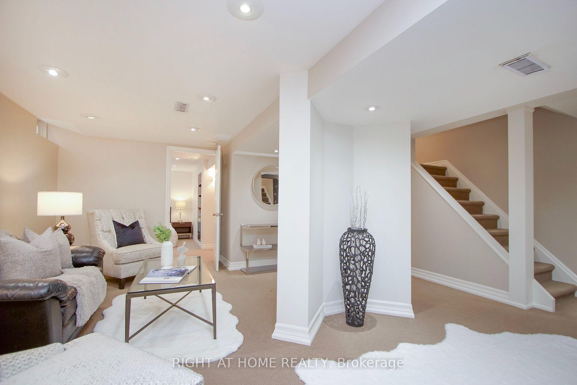 Photo 35 of 137 Joanna Crescent, Vaughan, Crestwood-Springfarm-Yorkhill — HOMEH