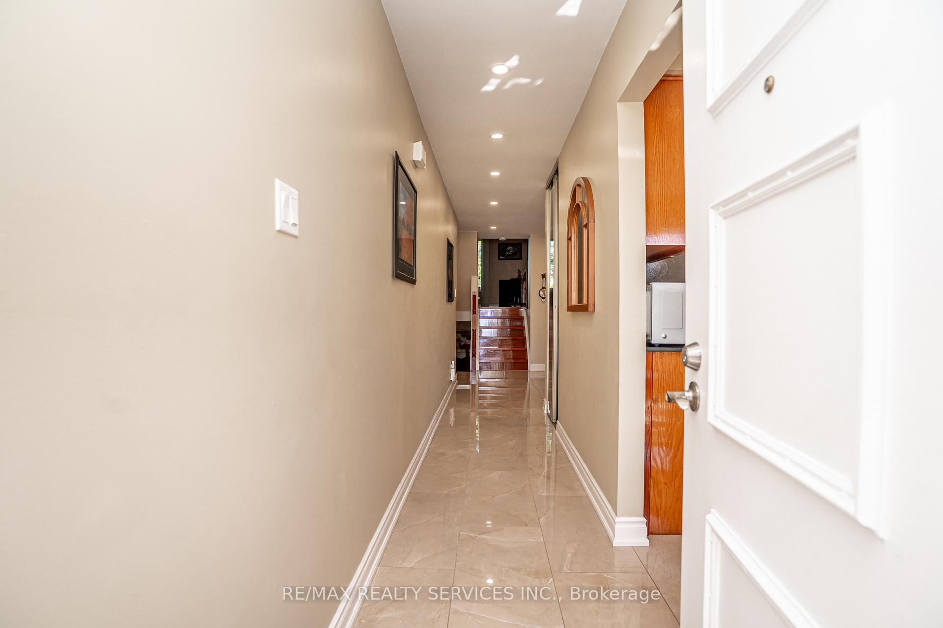 Photo 4 of 32 Winterfold Drive, Brampton, Madoc — HOMEH