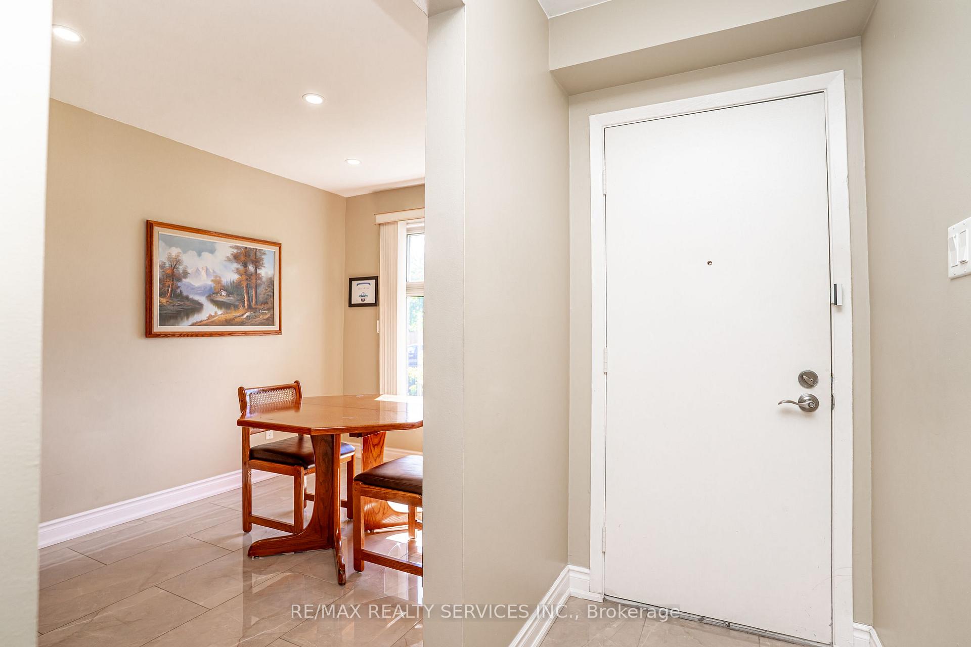 Photo 5 of 32 Winterfold Drive, Brampton, Madoc — HOMEH