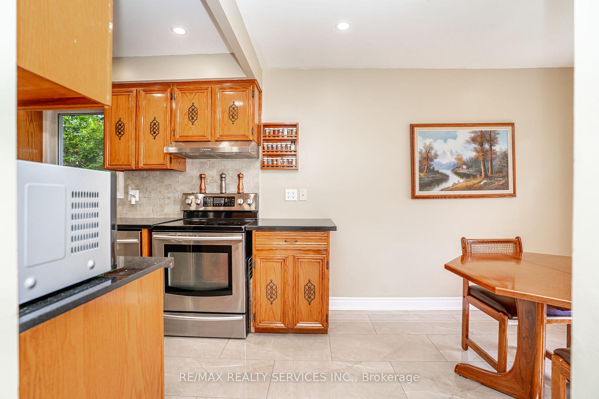Photo 6 of 32 Winterfold Drive, Brampton, Madoc — HOMEH
