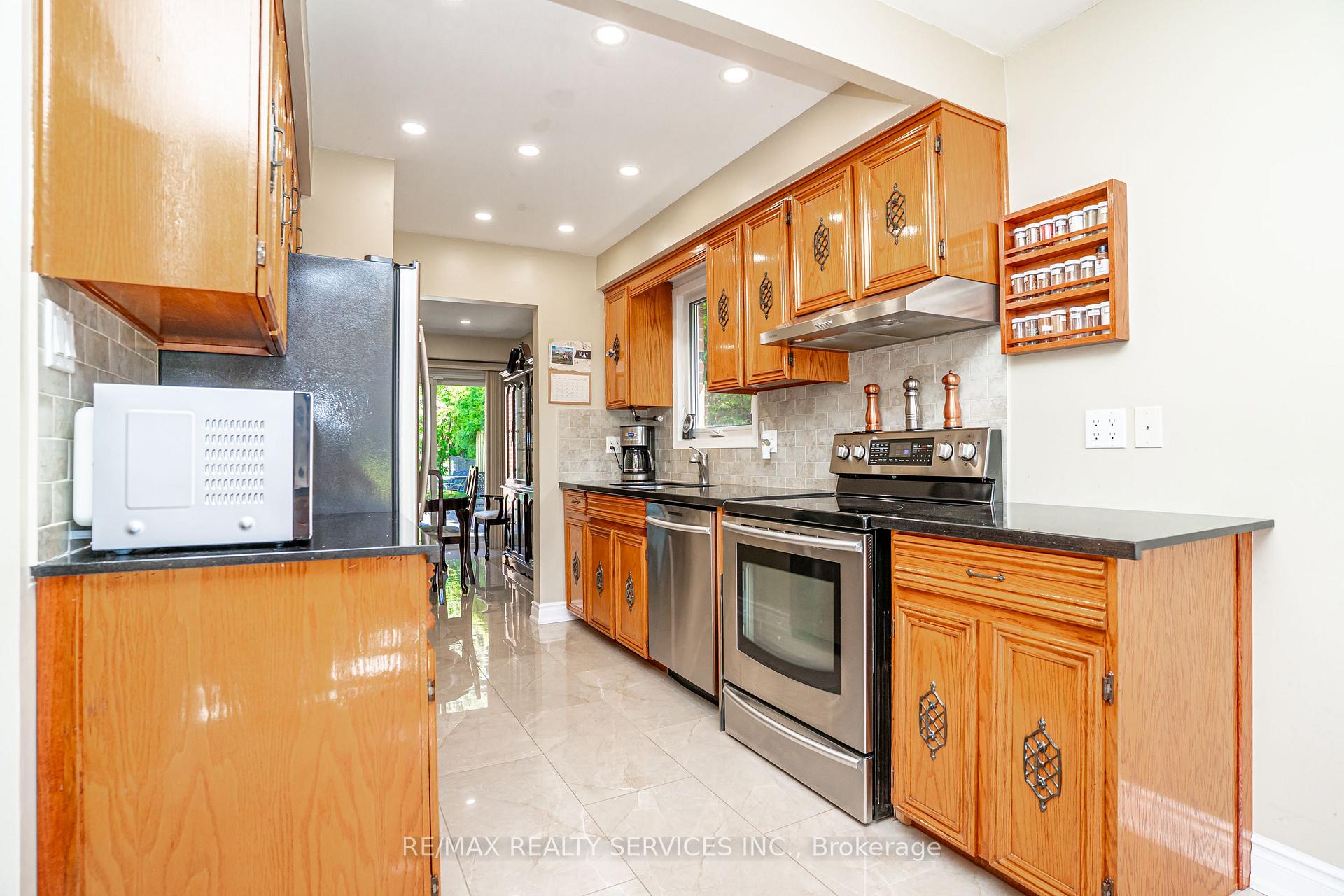 Photo 7 of 32 Winterfold Drive, Brampton, Madoc — HOMEH