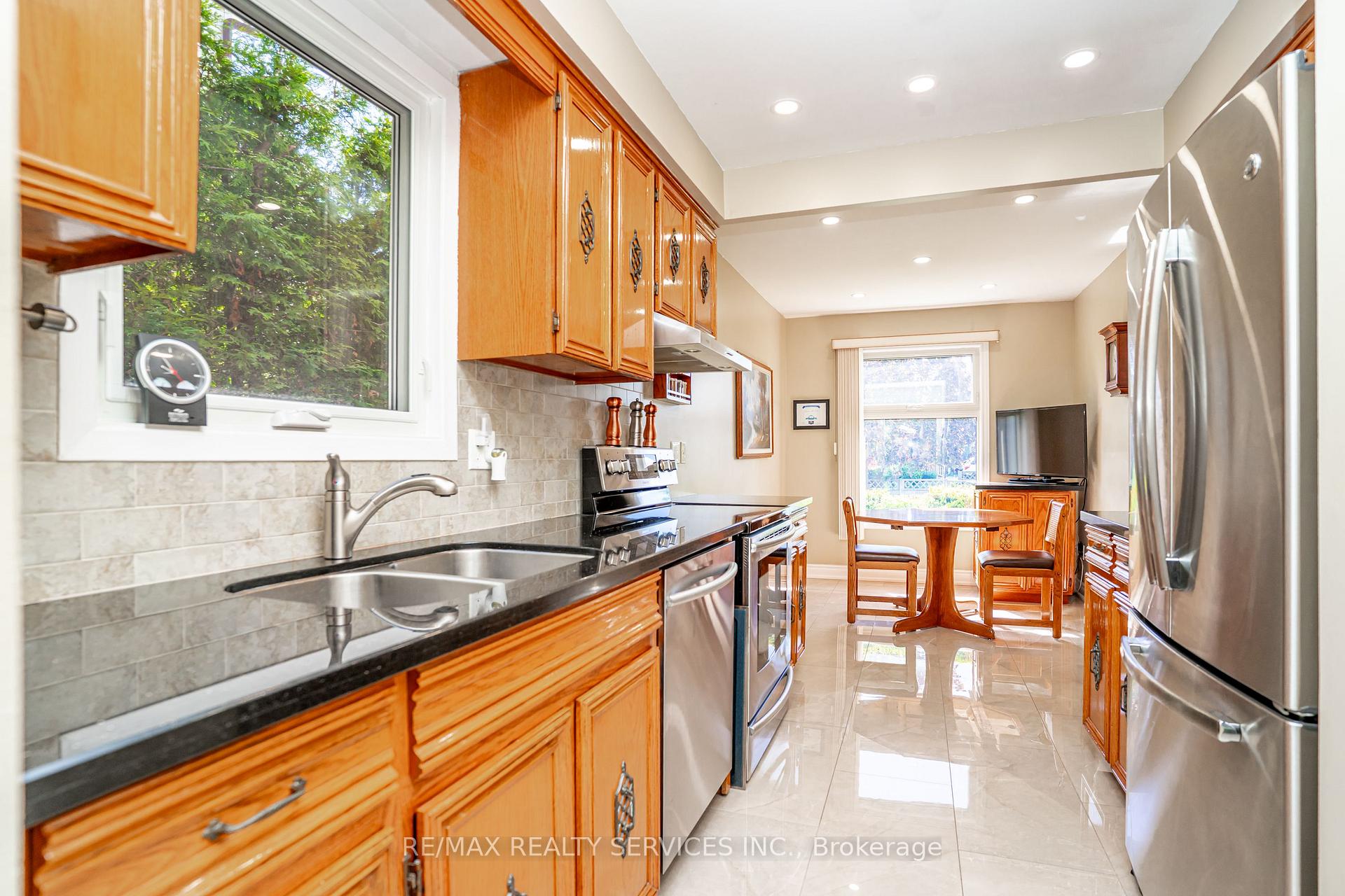Photo 8 of 32 Winterfold Drive, Brampton, Madoc — HOMEH