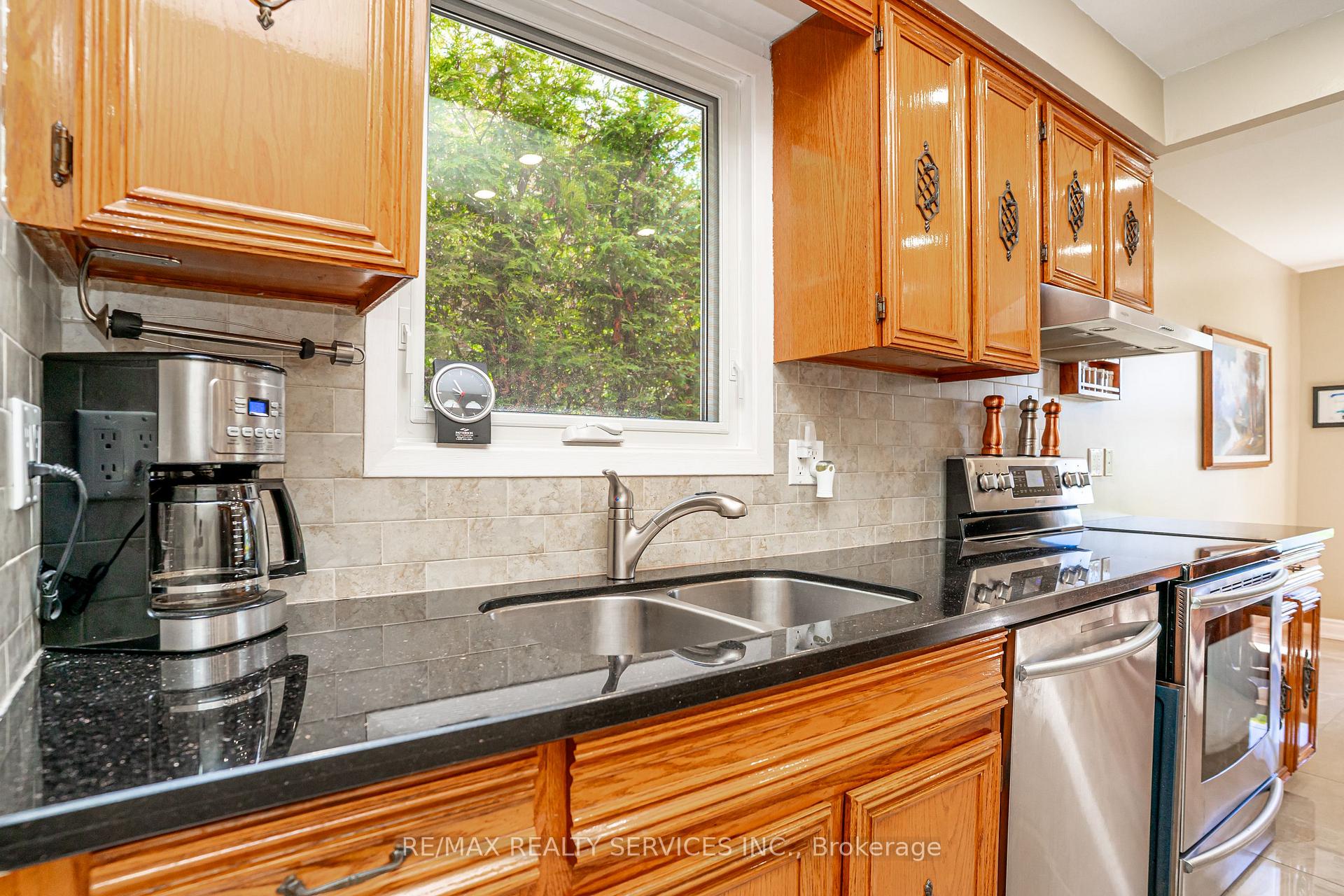 Photo 9 of 32 Winterfold Drive, Brampton, Madoc — HOMEH