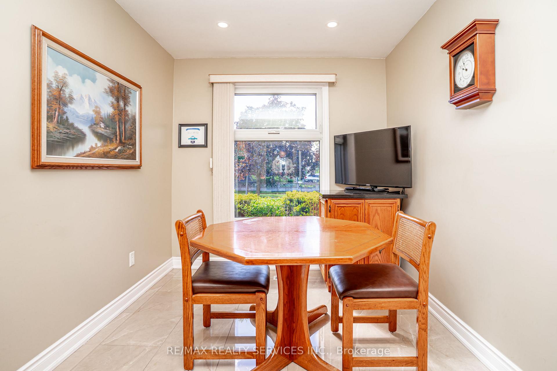 Photo 10 of 32 Winterfold Drive, Brampton, Madoc — HOMEH