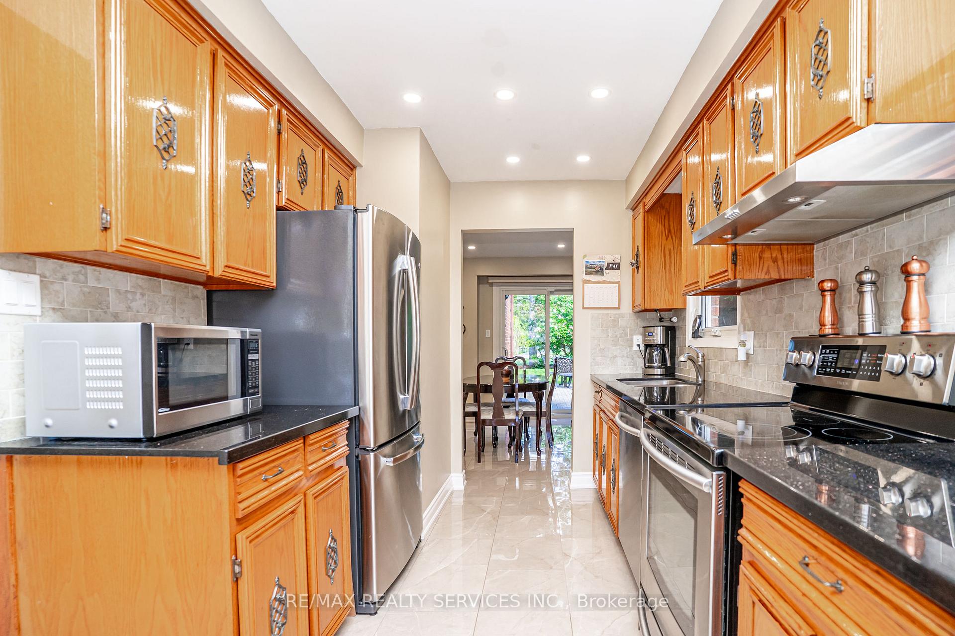 Photo 11 of 32 Winterfold Drive, Brampton, Madoc — HOMEH