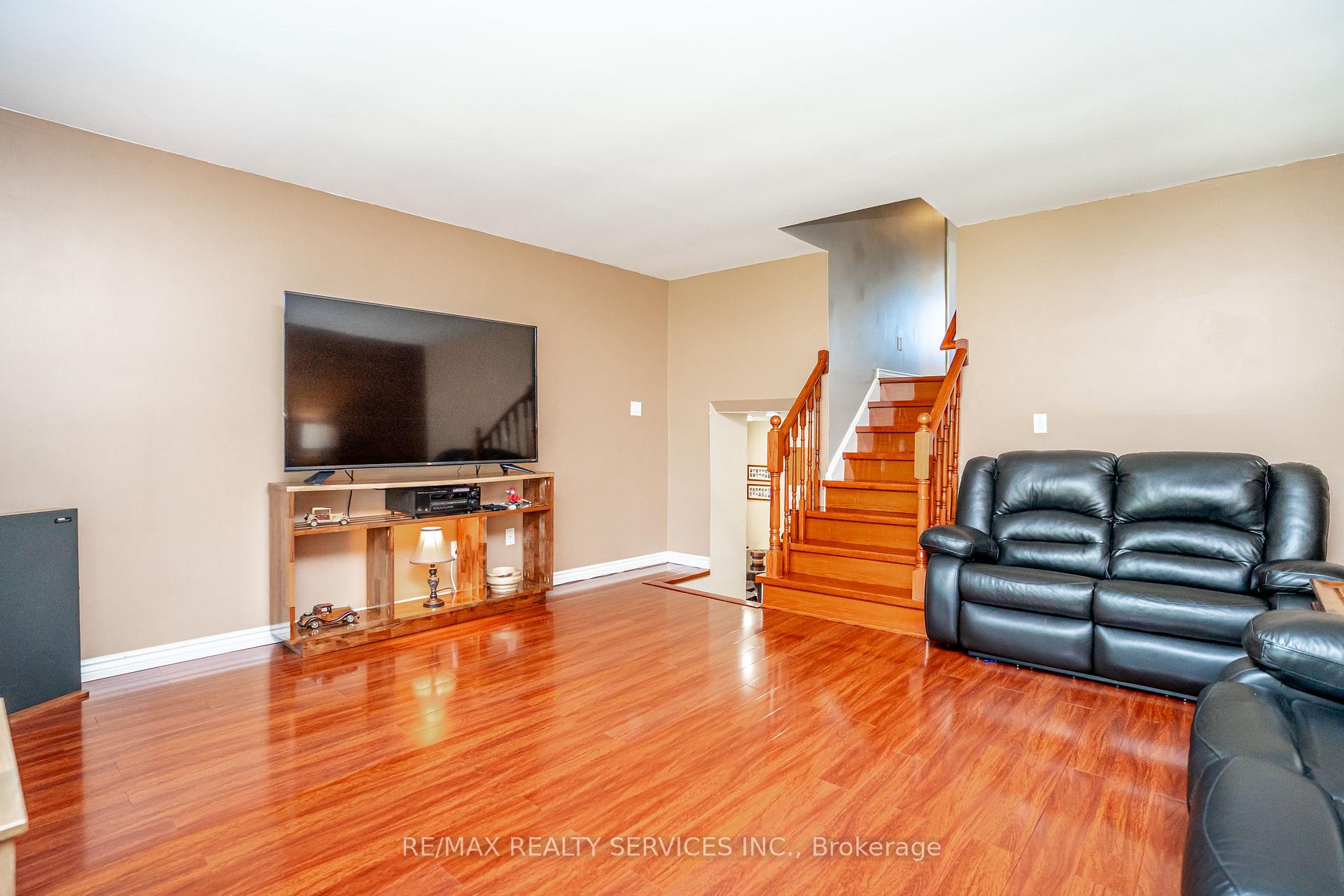 Photo 17 of 32 Winterfold Drive, Brampton, Madoc — HOMEH