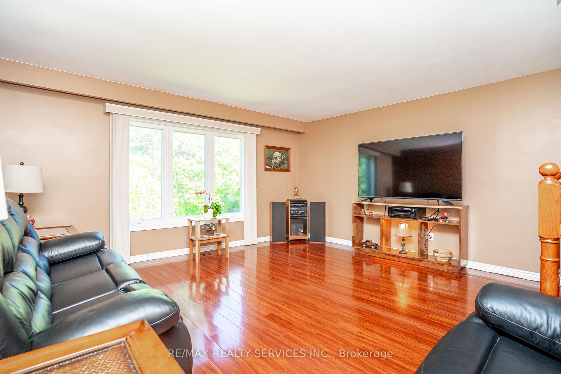 Photo 18 of 32 Winterfold Drive, Brampton, Madoc — HOMEH