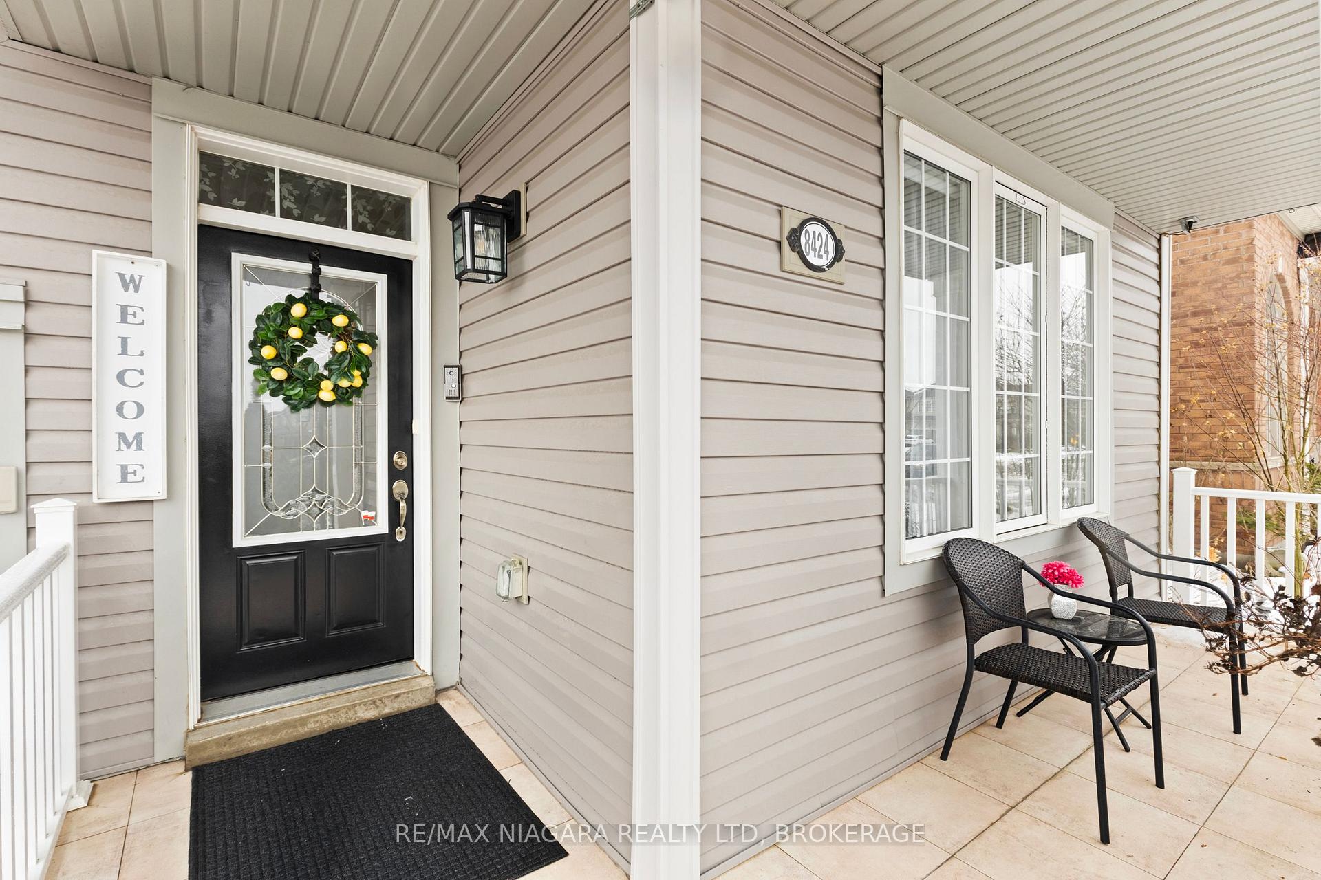 Photo 2 of 8424 Mulberry Drive, Niagara Falls, Brown — HOMEH